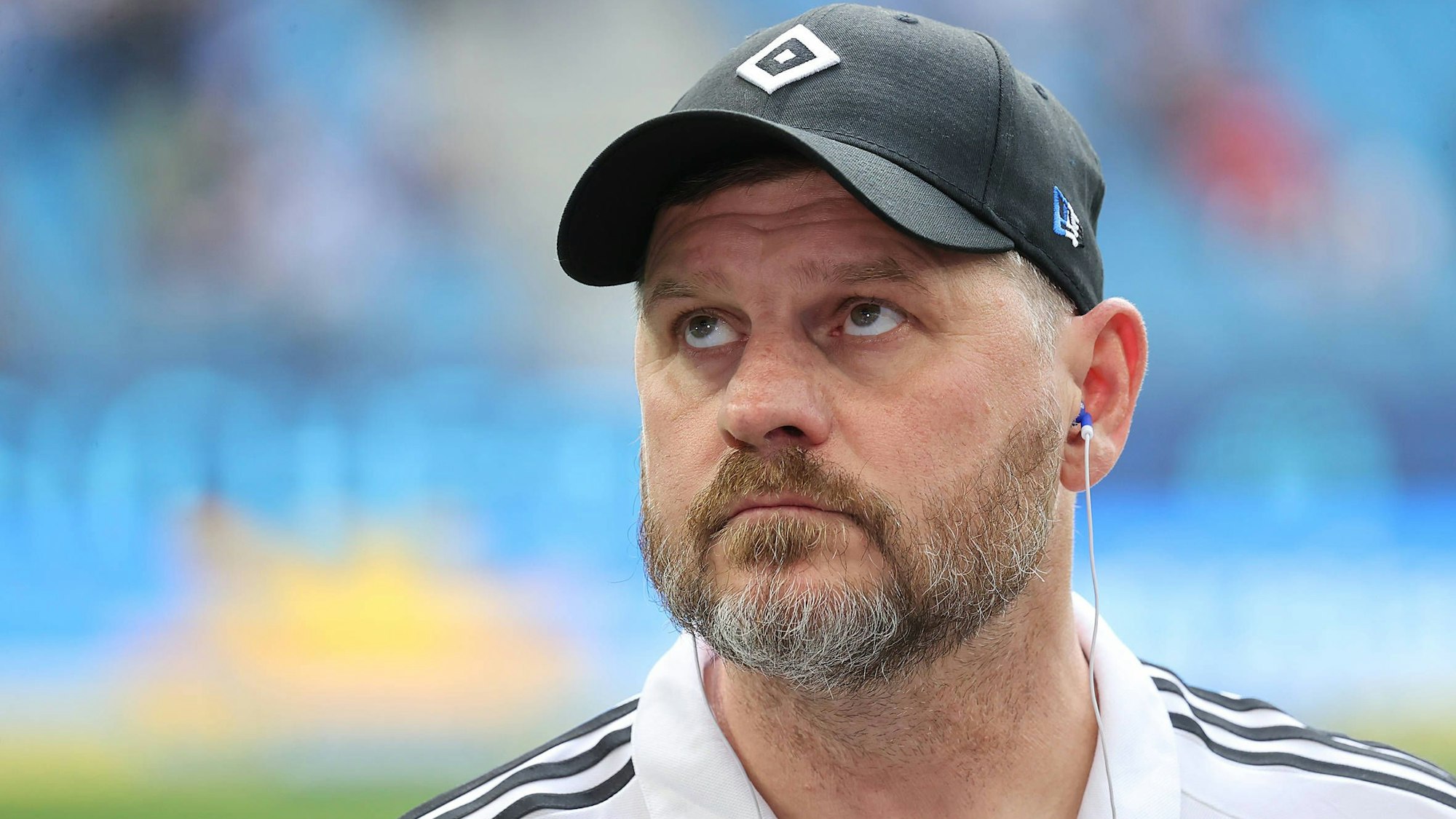 Steffen Baumgart, Trainer des Hamburger SV, trägt eine Cappy.