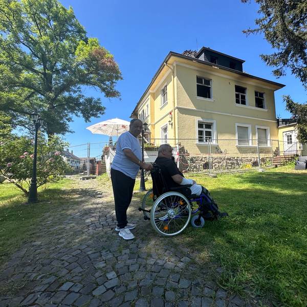 Ayari Riathi kam direkt aus dem Krankenhaus zum Brandort. Sein Bruder Imed schiebt ihn. Beide sind in letzter Sekunden den Flammen entkommen.