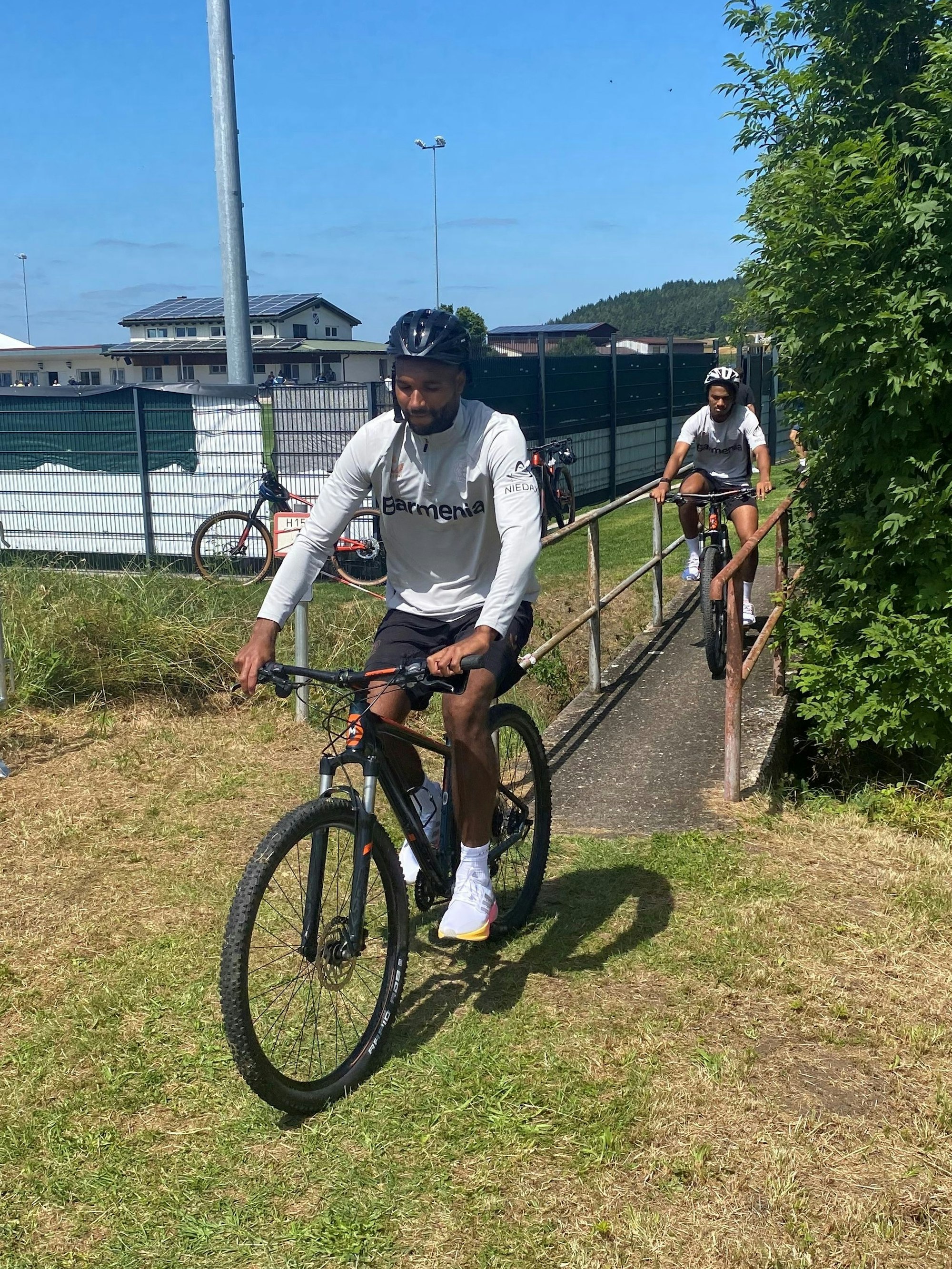 Jonathan Tah am Montag auf dem Fahrrad im Trainingslager mit Bayer 04 Leverkusen in Donaueschingen.