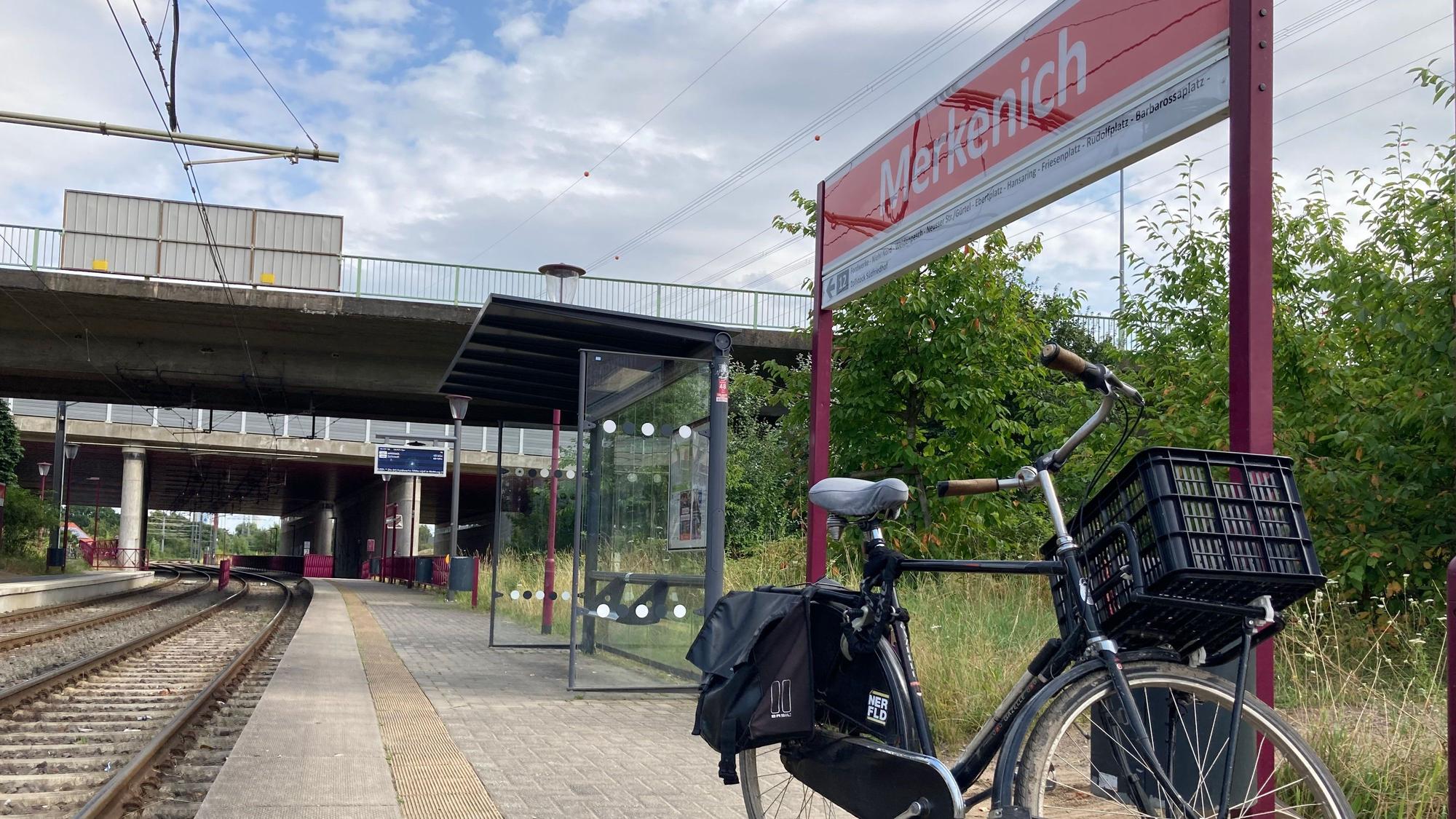 Ein Fahrrad ist auf dem Bahnsteig der Station Merkenich abgestellt.