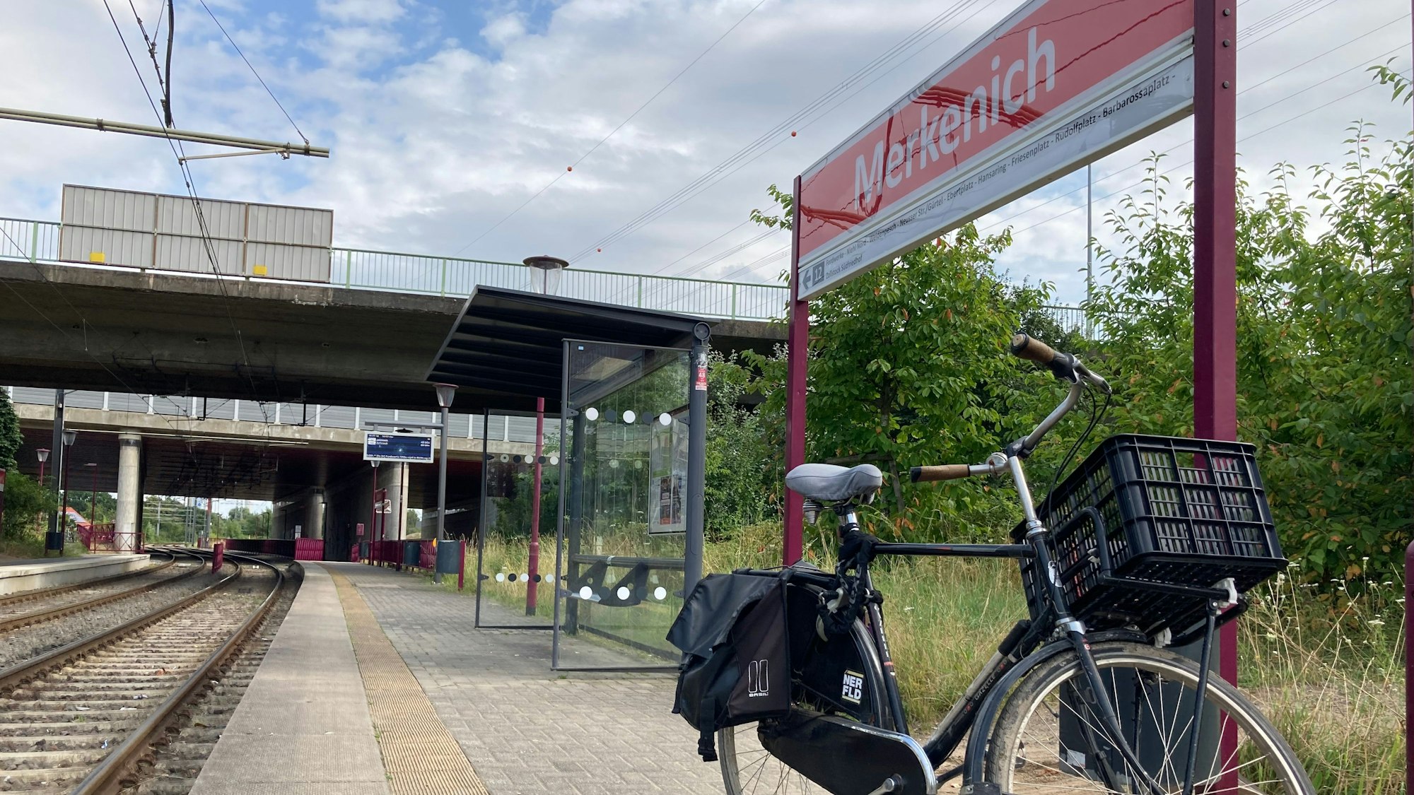 Ein Fahrrad ist auf dem Bahnsteig der Station Merkenich abgestellt.