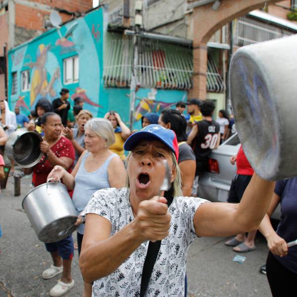 dpatopbilder - 29.07.2024, Venezuela, Caracas: Einwohner schlagen auf Töpfen während eines Protests gegen das offizielle Ergebnis der Präsidentenwahl.