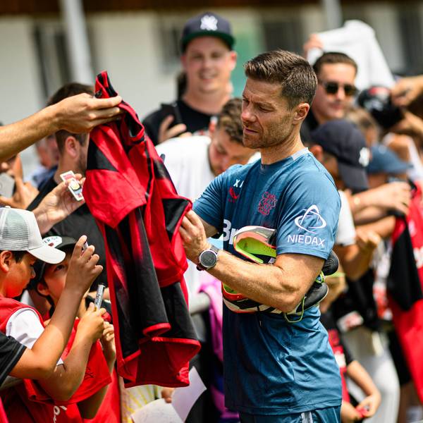 Bayer-Coach Xabi Alonso schreibt nach dem Training auf der Anlage des SV Aasen bei Donaueschingen Autogramme.