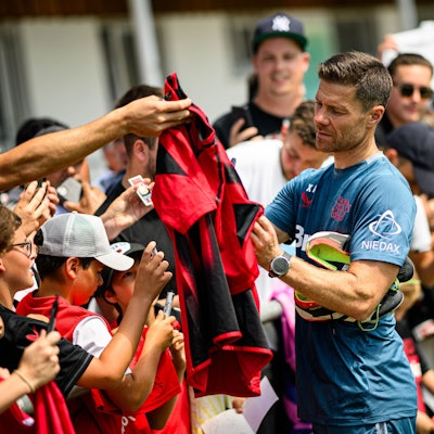 Bayer-Coach Xabi Alonso schreibt nach dem Training auf der Anlage des SV Aasen bei Donaueschingen Autogramme.