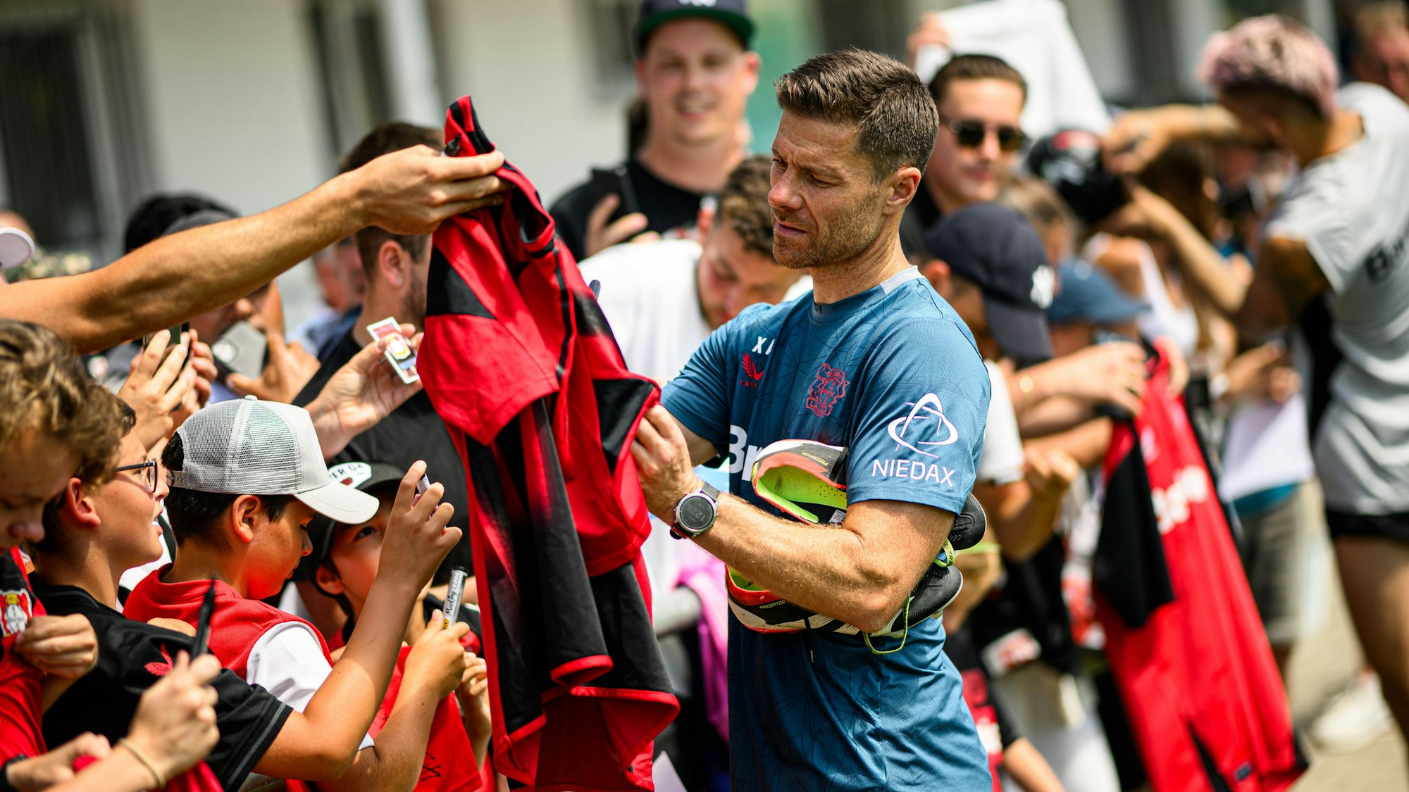 Bayer-Coach Xabi Alonso schreibt nach dem Training auf der Anlage des SV Aasen bei Donaueschingen Autogramme.
