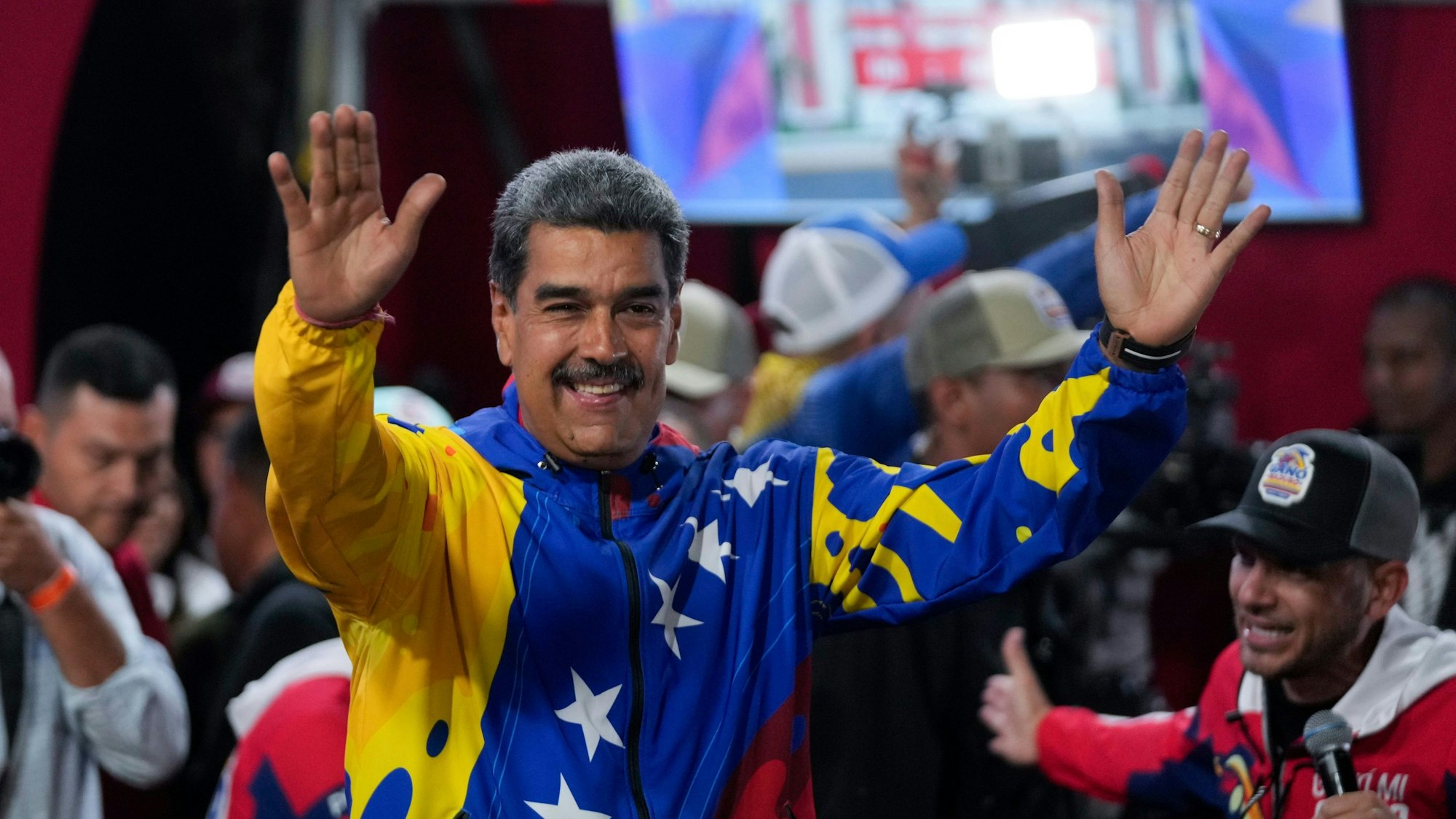 Präsident Nicolas Maduro spricht zu Anhängern, die sich vor dem Präsidentenpalast Miraflores versammelt haben, nachdem die Wahlbehörden ihn zum Sieger der Präsidentschaftswahlen erklärt haben.