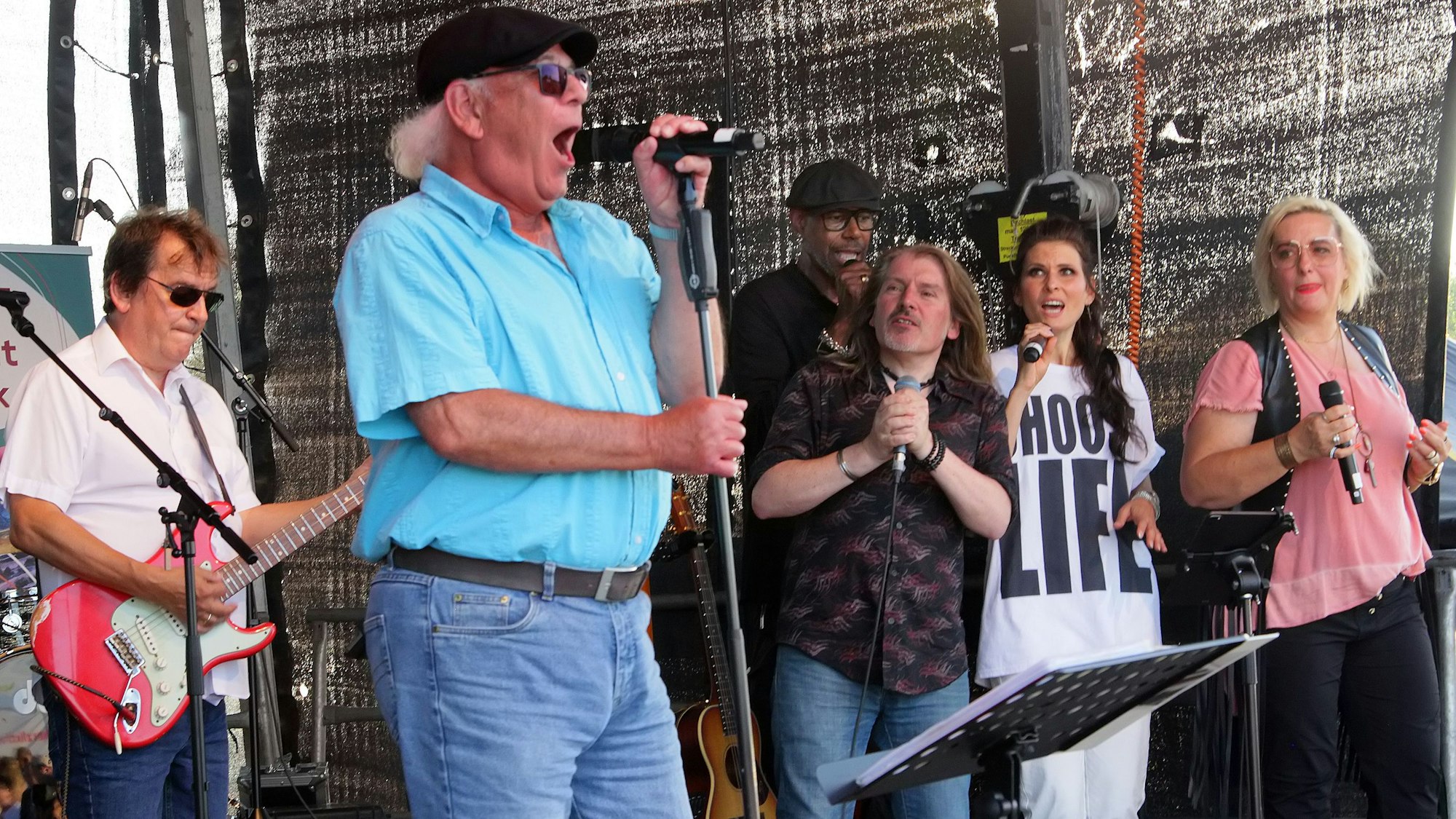 Addie Erasmys steht als Joe Cocker auf der Bühne.