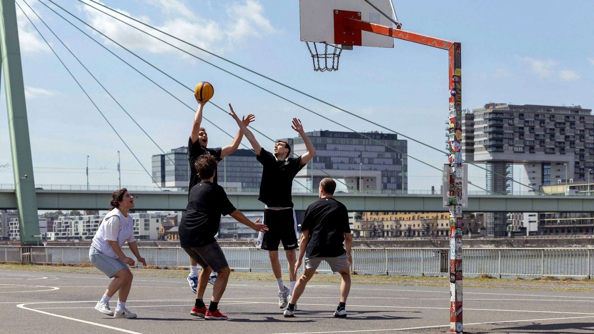 Ein Basketball-Match an der Deutzer Werft.