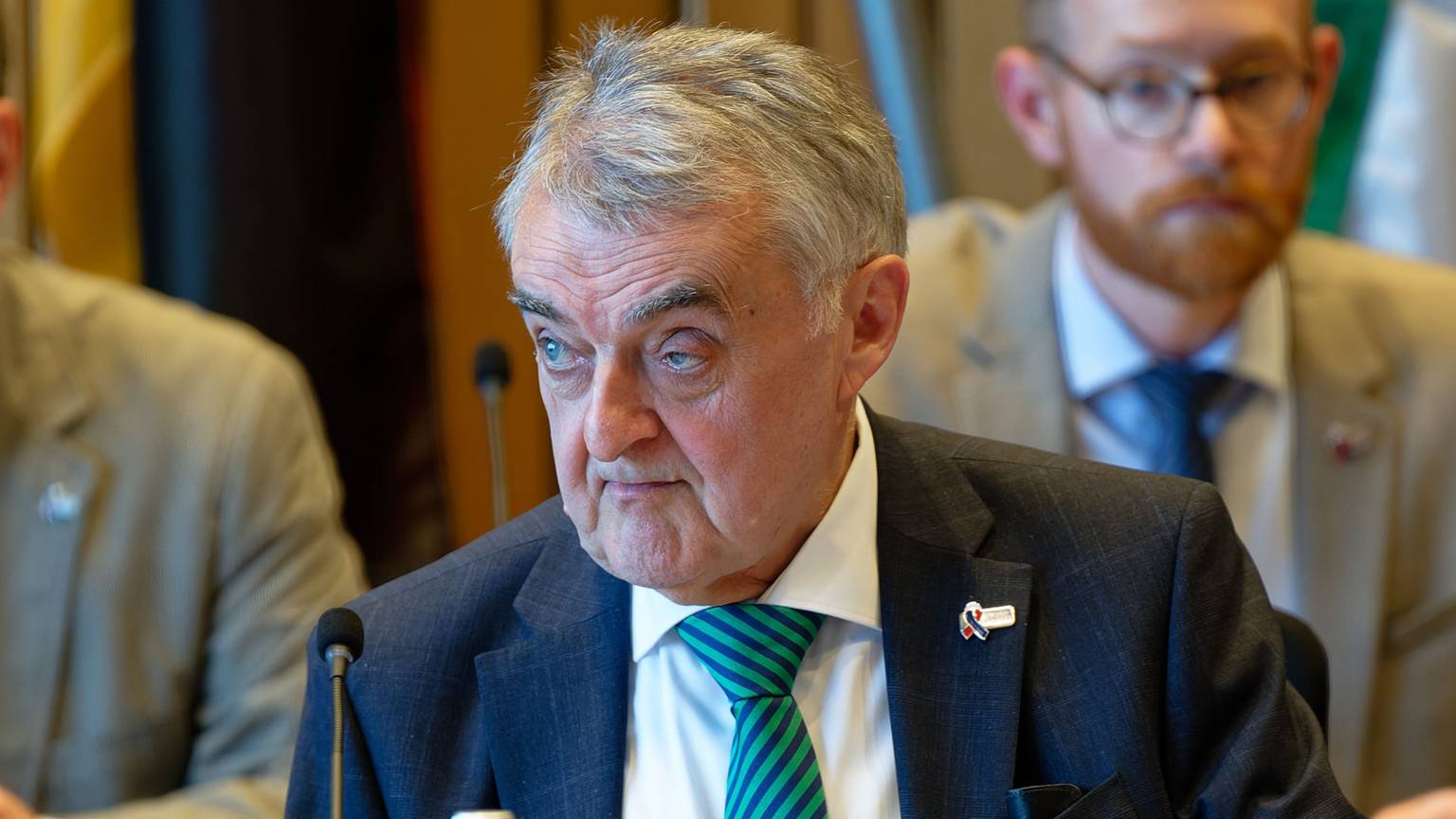 ARCHIV - 28.05.2024, Nordrhein-Westfalen, Düsseldorf: Herbert Reul, Innenminister des Landes Nordrhein-Westfalen (CDU) sitzt im Landtag in einem Sitzungssaal.