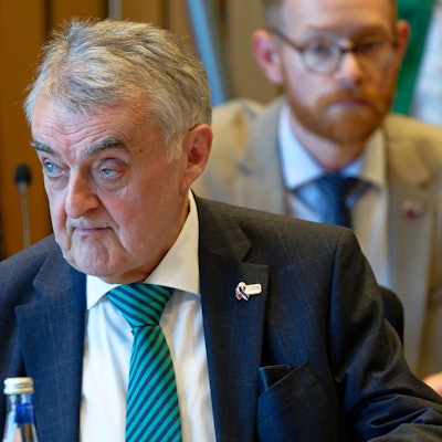 ARCHIV - 28.05.2024, Nordrhein-Westfalen, Düsseldorf: Herbert Reul, Innenminister des Landes Nordrhein-Westfalen (CDU) sitzt im Landtag in einem Sitzungssaal.