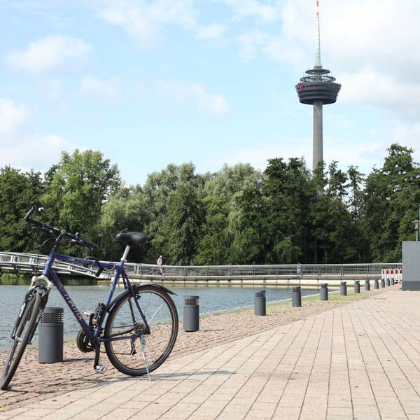 Ein Fahrrad steht im Mediapark