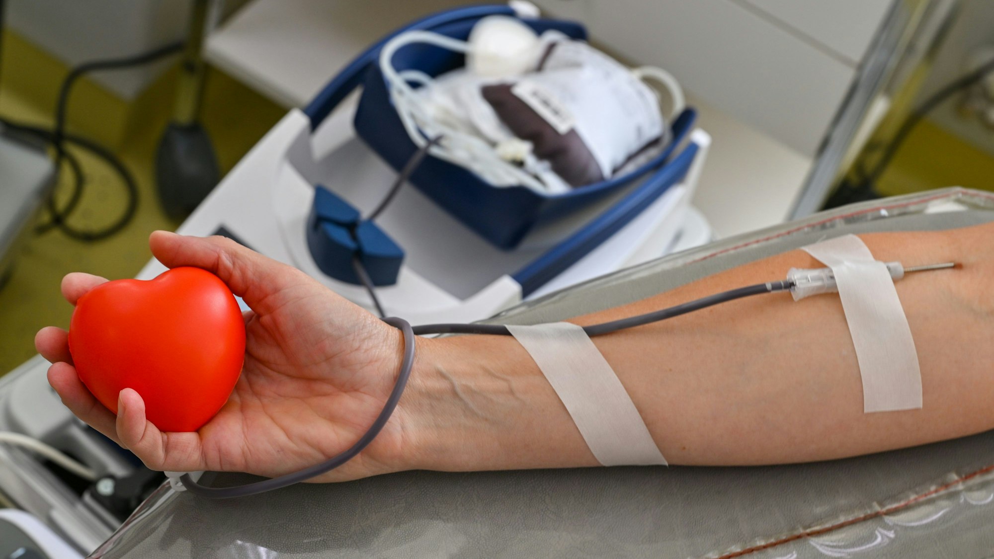 Eine Frau spendet Blut.