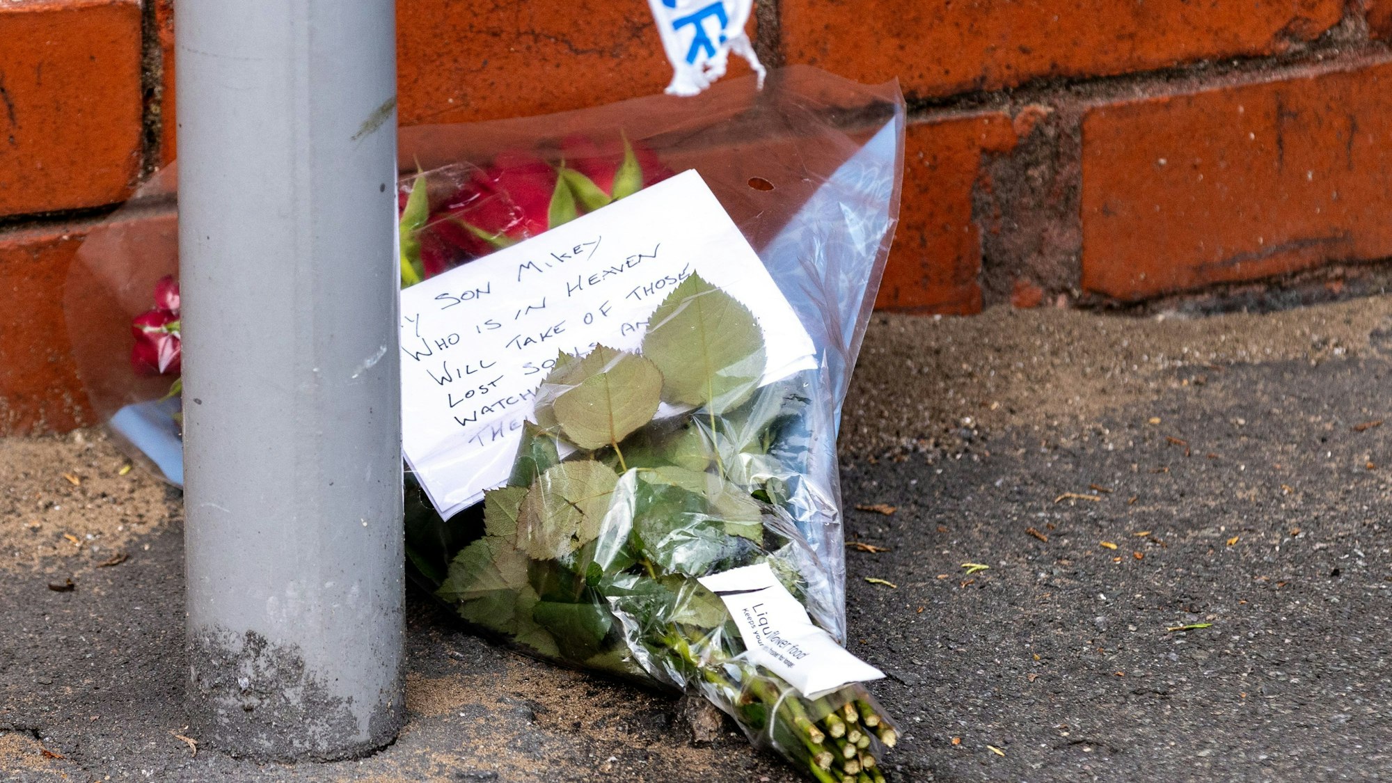 Blumen liegen in der Nähe der Hart Street, wo ein Mann festgenommen und ein Messer beschlagnahmt wurde.