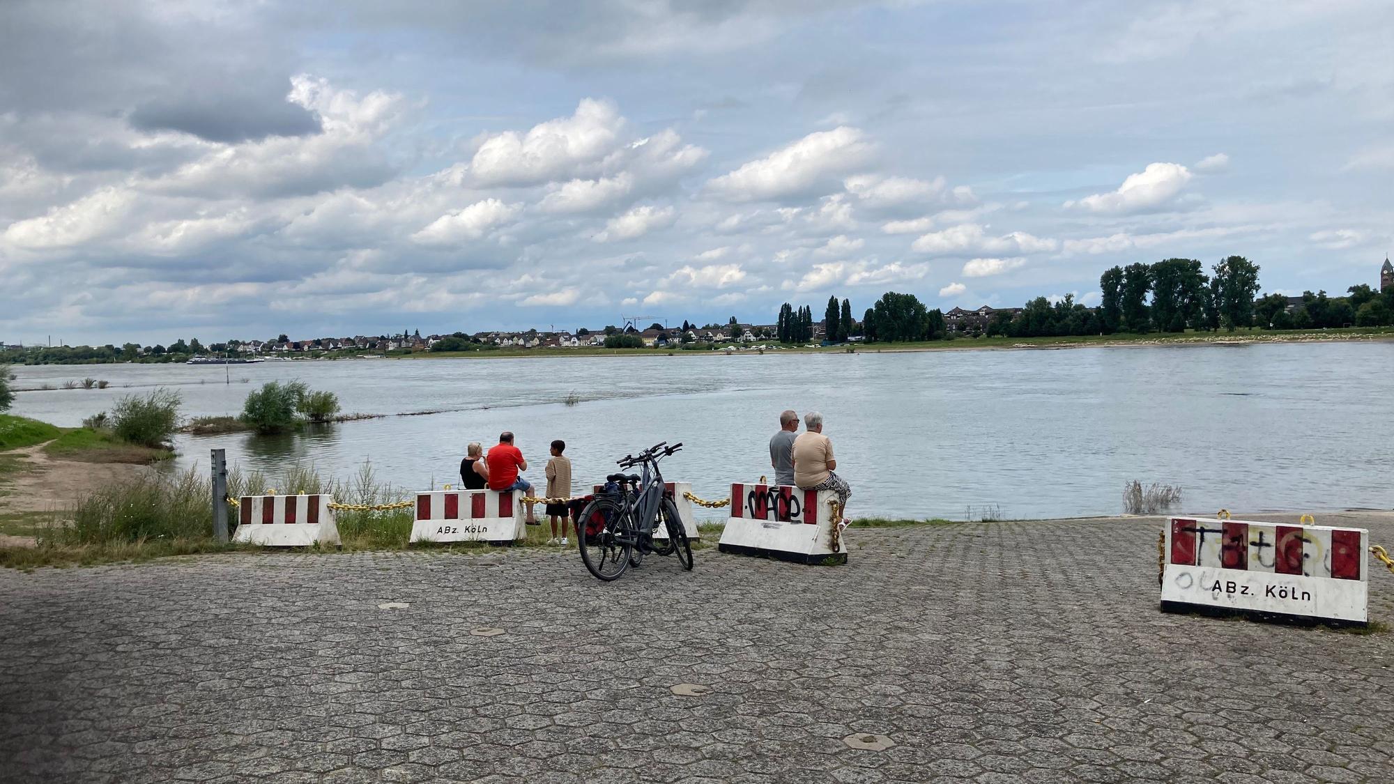 Fähranleger Langel im Vordergrund, das Hitdorfer Ufer im Hintergrund