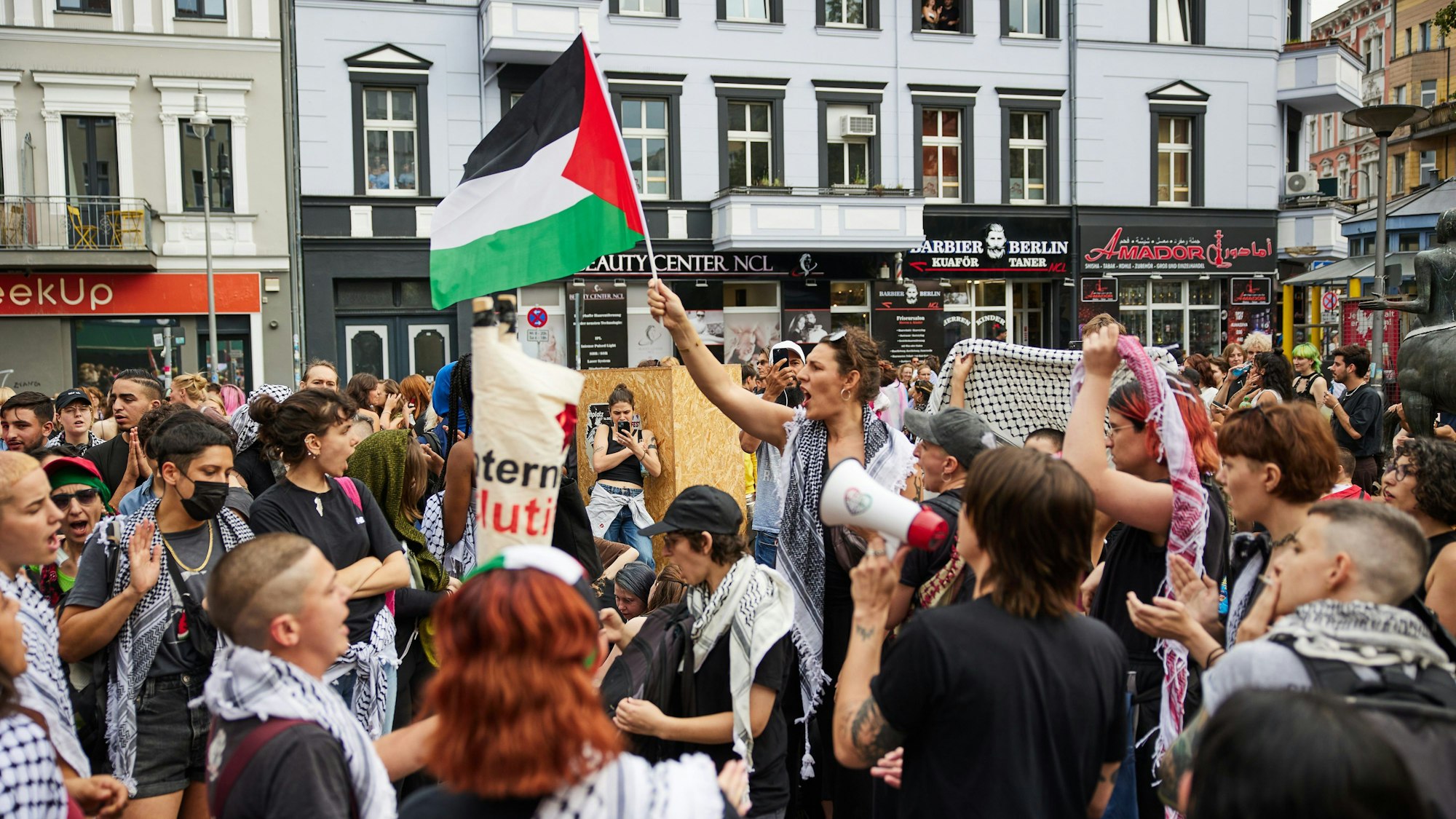 Pro-Palästina-Demonstranten nehmen am Dyke* March teil. T