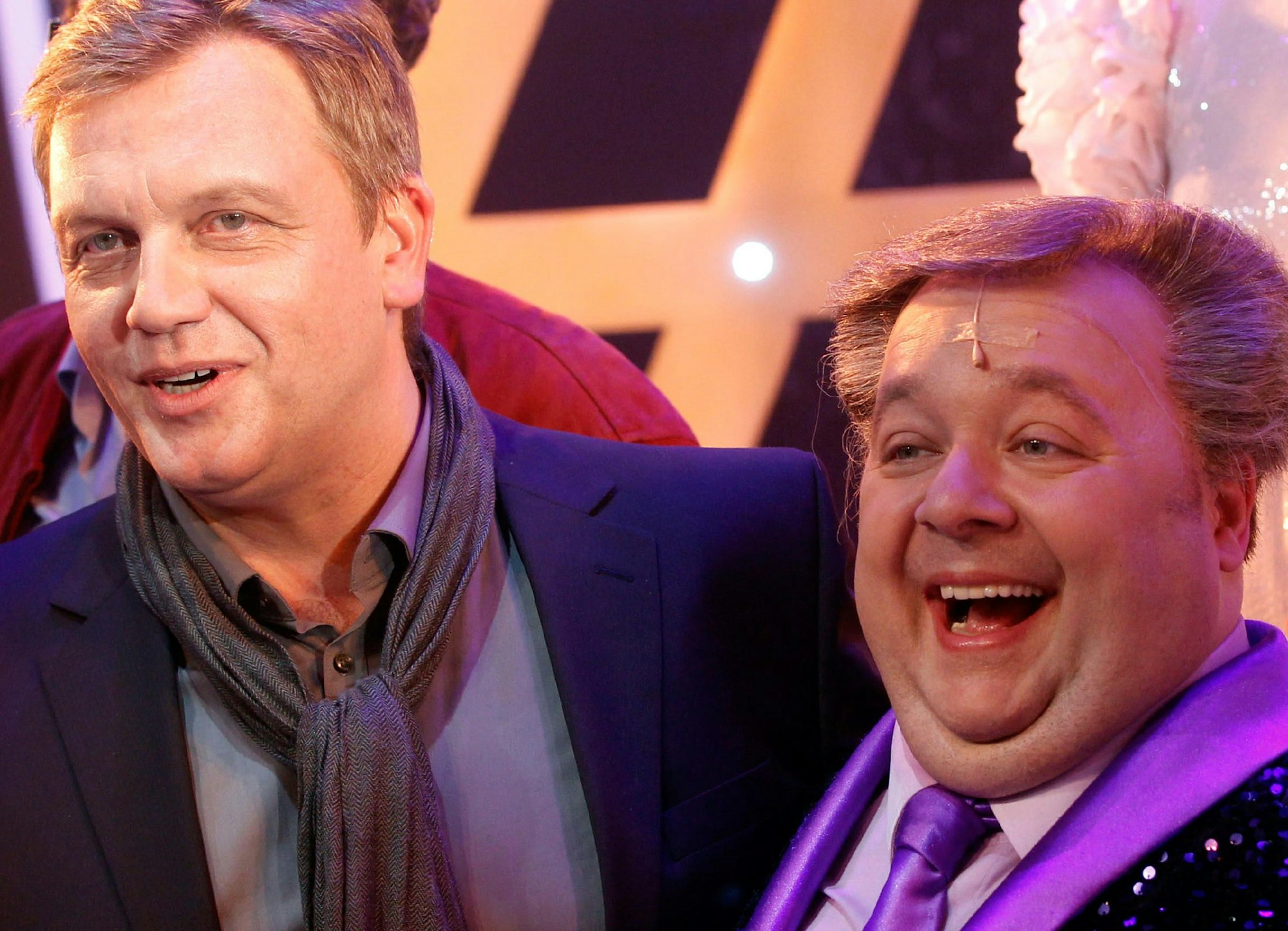 Entertainer Hape Kerkeling (links) und Komiker Dirk Bach in Düsseldorf nach der Welturaufführung des Musicals 'Kein Pardon'im November 2011.