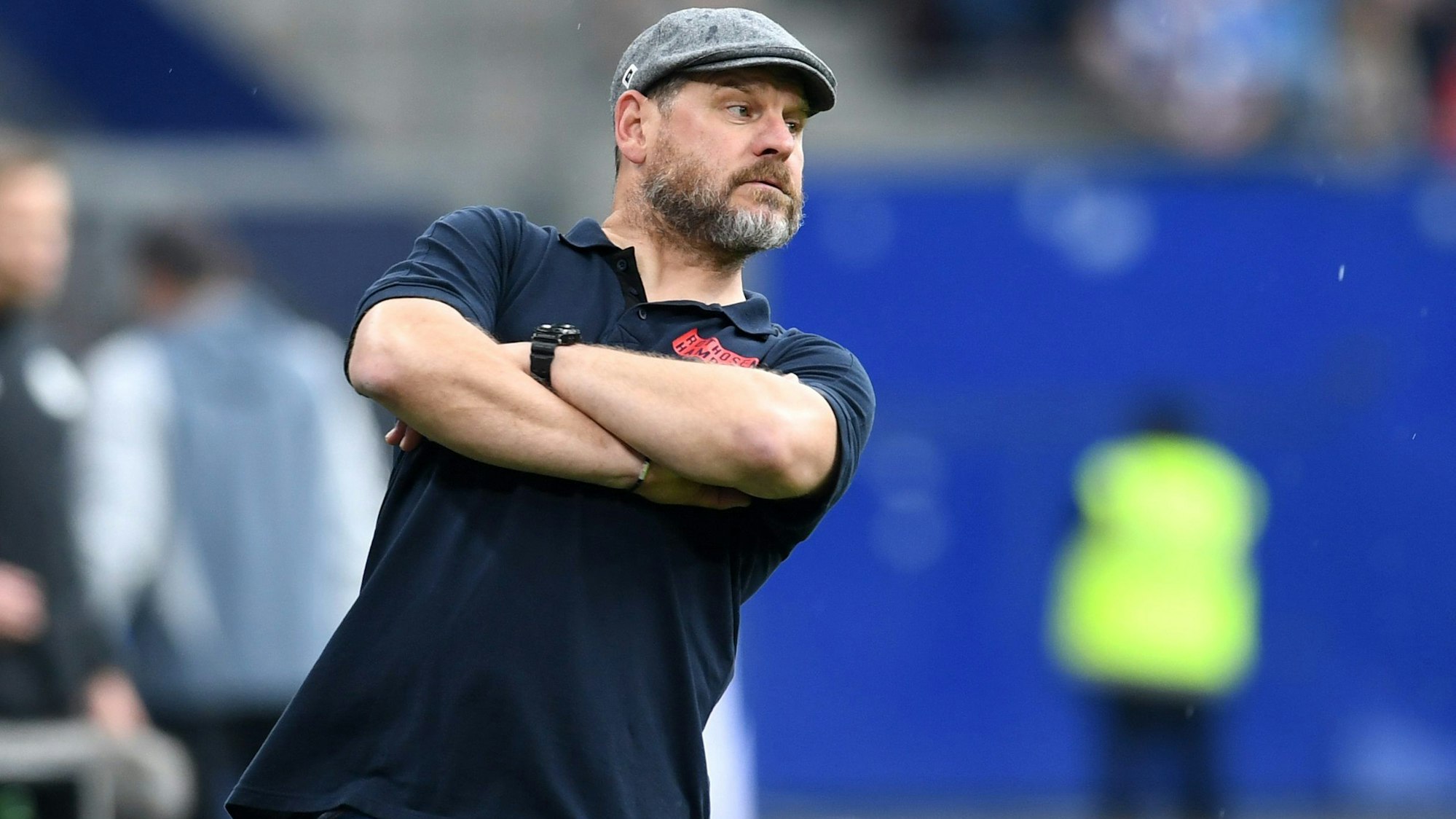 ARCHIV - 19.05.2024, Hamburg: Fußball: 2. Bundesliga, 34. Spieltag: Hamburger SV - 1. FC Nürnberg im Volksparkstadion. Hamburgs Trainer Steffen Baumgart reagiert am Spielfeldrand. (zu dpa: «Baumgart hat Spaß an der Kommunikation mit Kuntz») Foto: Daniel Bockwoldt/dpa +++ dpa-Bildfunk +++