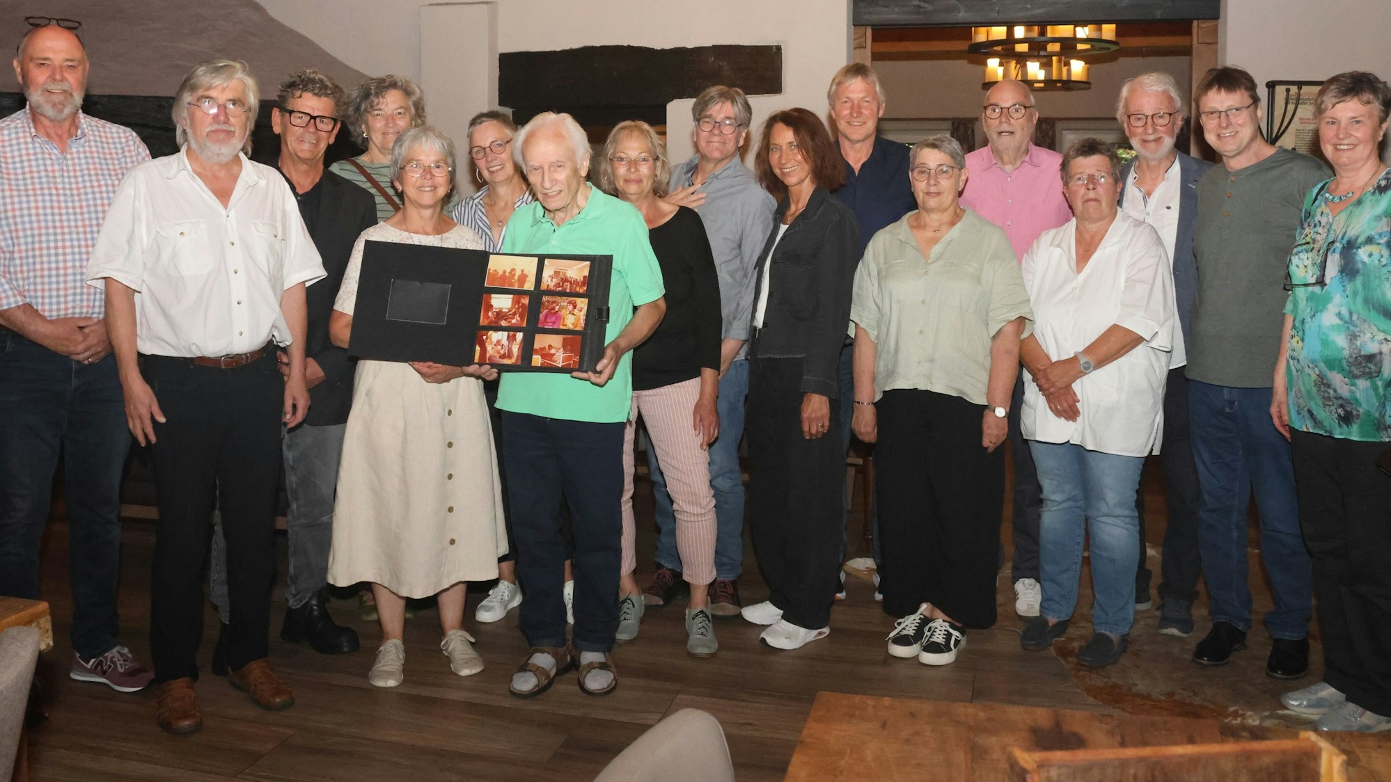 Wiedersehen nach fünf Jahrzehnten: In der Nümbrechter Gaststätte „Holsteins Mühle“ traf sich der Abschlussjahrgang 1974 der früheren Hauptschule in Wiehl-Bielstein.