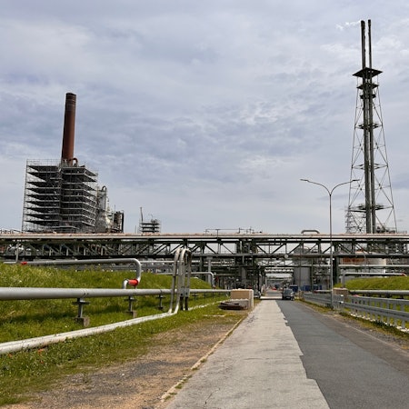 Durch diese Rohre kommt das Rohöl von Rotterdam ins Rheinland.