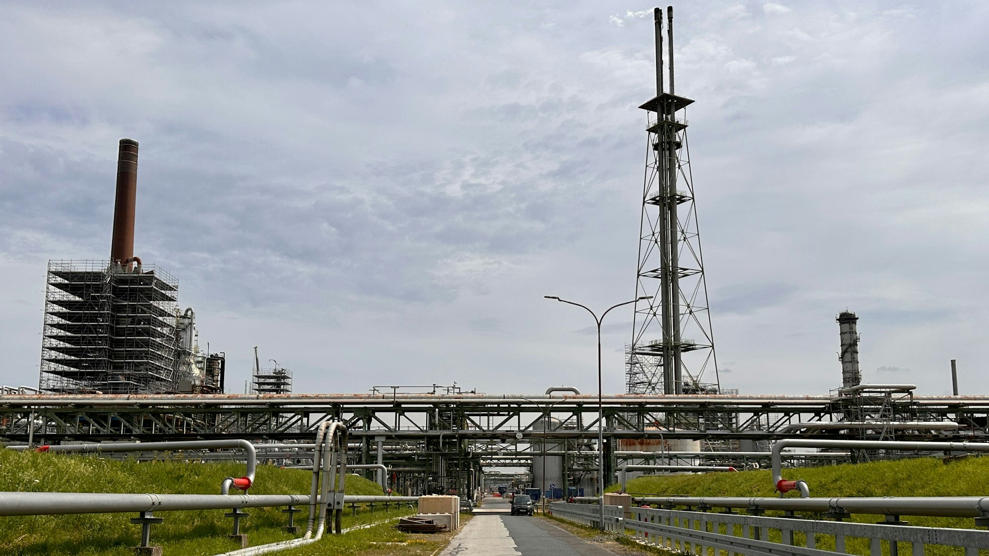 Durch diese Rohre kommt das Rohöl von Rotterdam ins Rheinland.