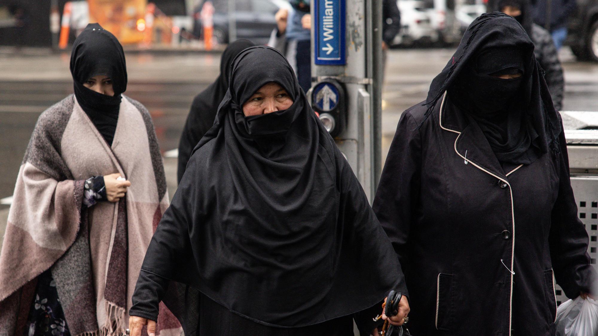 Die Angeklagte (r) trifft zur Urteilsverkündung im Bezirksgericht von Victoria in Melbourne ein.