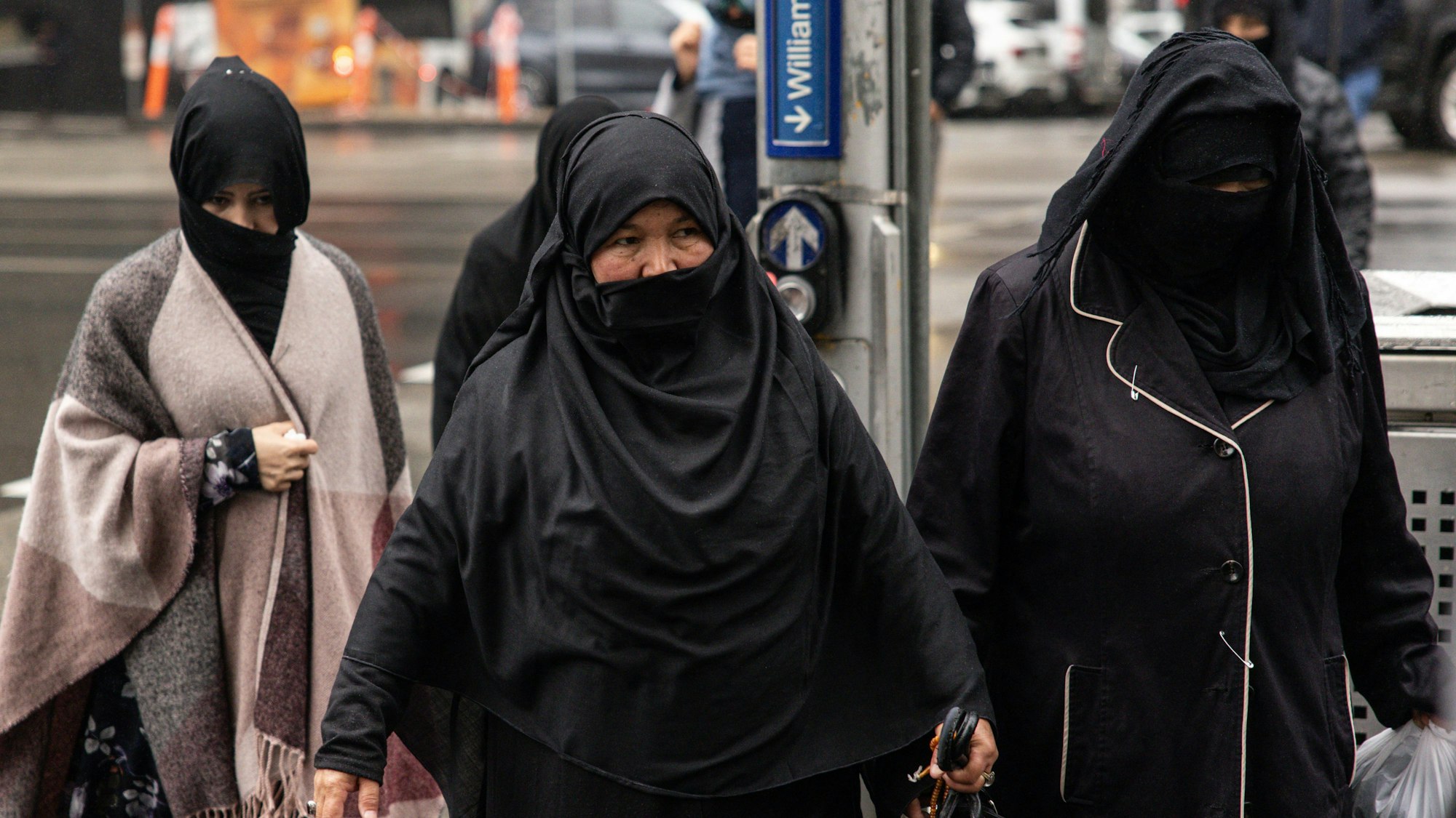 Die Angeklagte (r) trifft zur Urteilsverkündung im Bezirksgericht von Victoria in Melbourne ein.