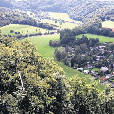 Das Unterdorf von Hennef-Bülgenauel mit umliegenden Wiesen und Äckern aus der Vogelperspektive.