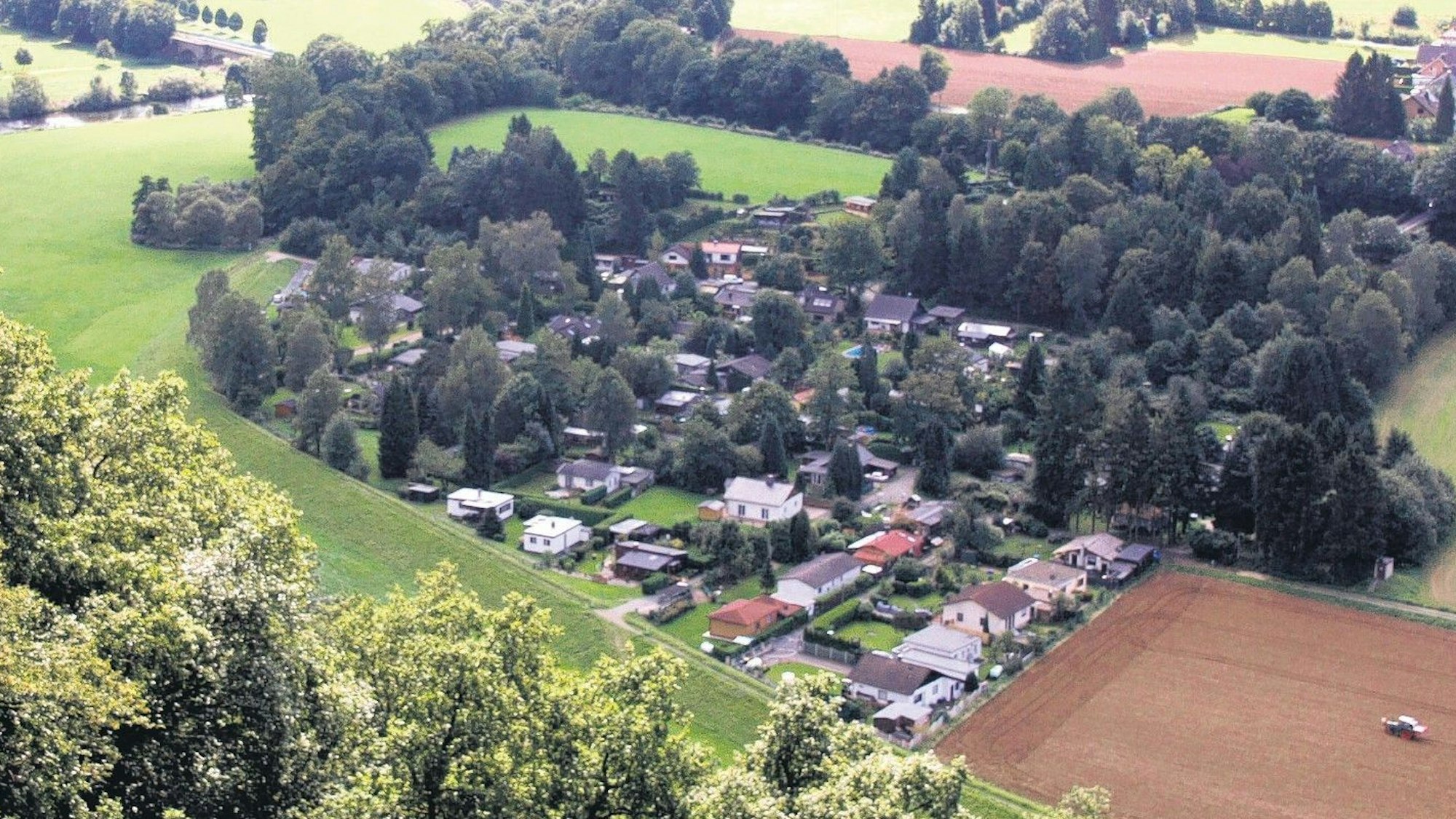 Das Unterdorf von Hennef-Bülgenauel mit umliegenden Wiesen und Äckern aus der Vogelperspektive.