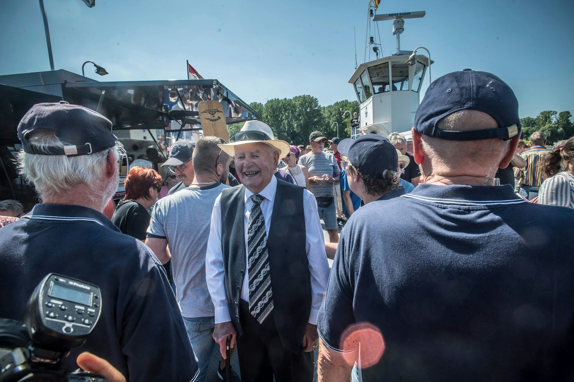 Mit Hut: Heinz Brinkschulte im Kreis der Hitdorfer Fährgarde.