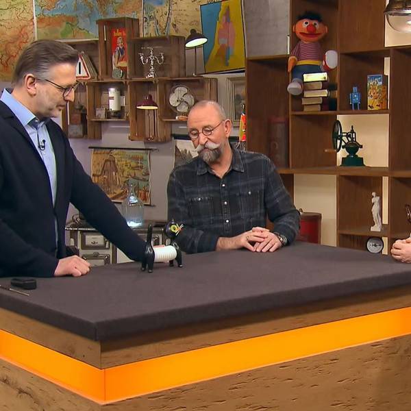 Die Akkordeon-Katze von Manuela Köpke (r.) aus Niederkassel mit Moderator Horst Lichter (M.) bei der Expertise von Detlev Kümmel (l.) bei „Bares für Rares“.