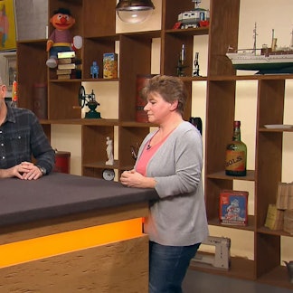 Die Akkordeon-Katze von Manuela Köpke (r.) aus Niederkassel mit Moderator Horst Lichter (M.) bei der Expertise von Detlev Kümmel (l.) bei „Bares für Rares“.