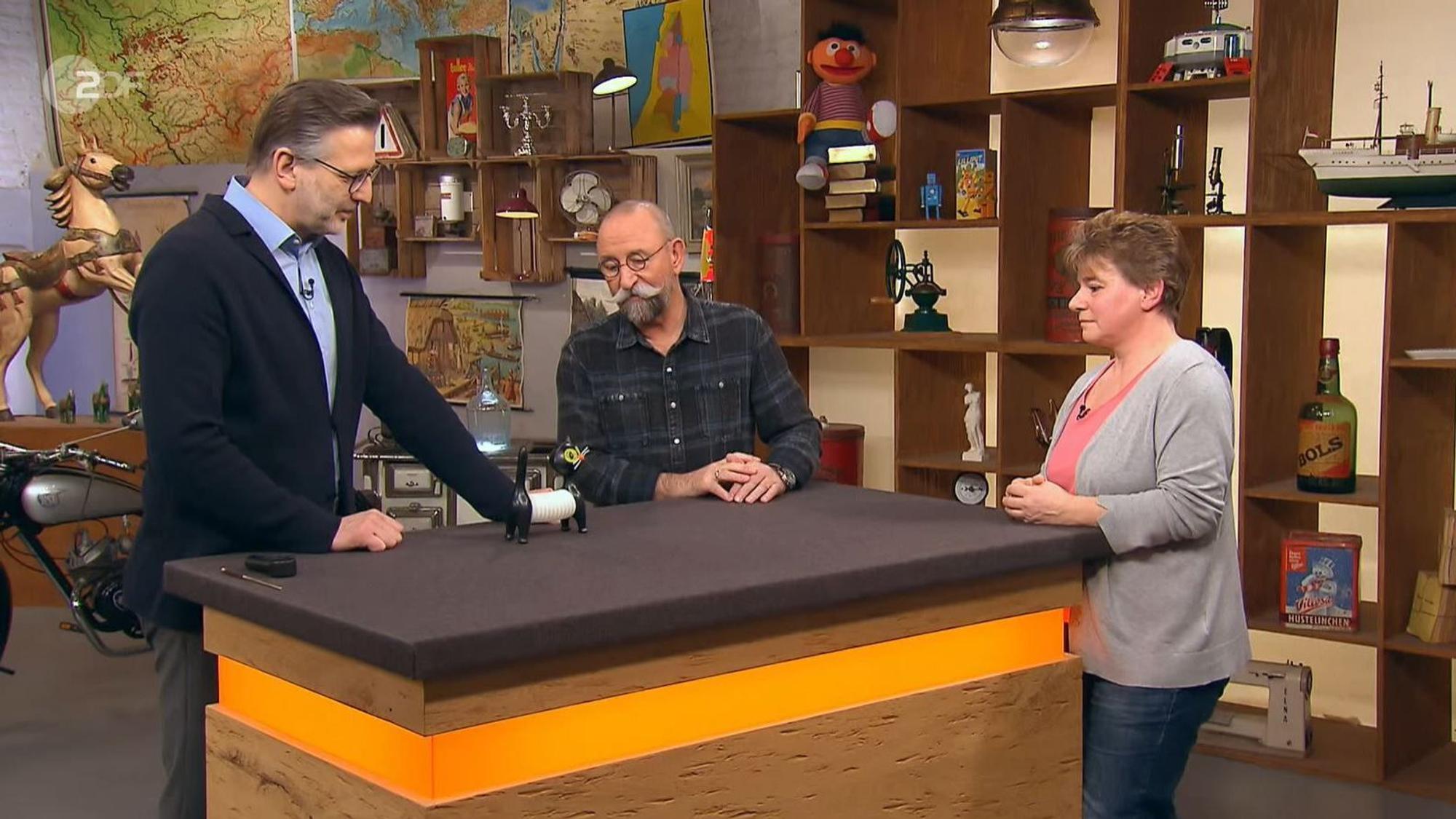 Die Akkordeon-Katze von Manuela Köpke (r.) aus Niederkassel mit Moderator Horst Lichter (M.) bei der Expertise von Detlev Kümmel (l.) bei „Bares für Rares“.