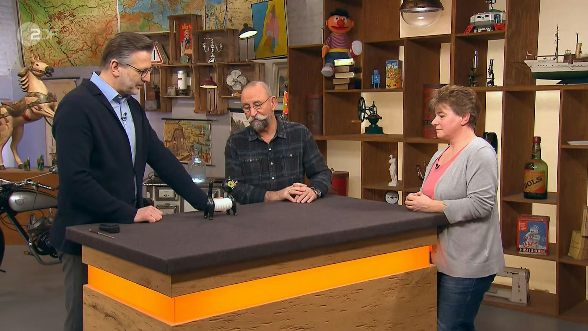 Die Akkordeon-Katze von Manuela Köpke (r.) aus Niederkassel mit Moderator Horst Lichter (M.) bei der Expertise von Detlev Kümmel (l.) bei „Bares für Rares“.