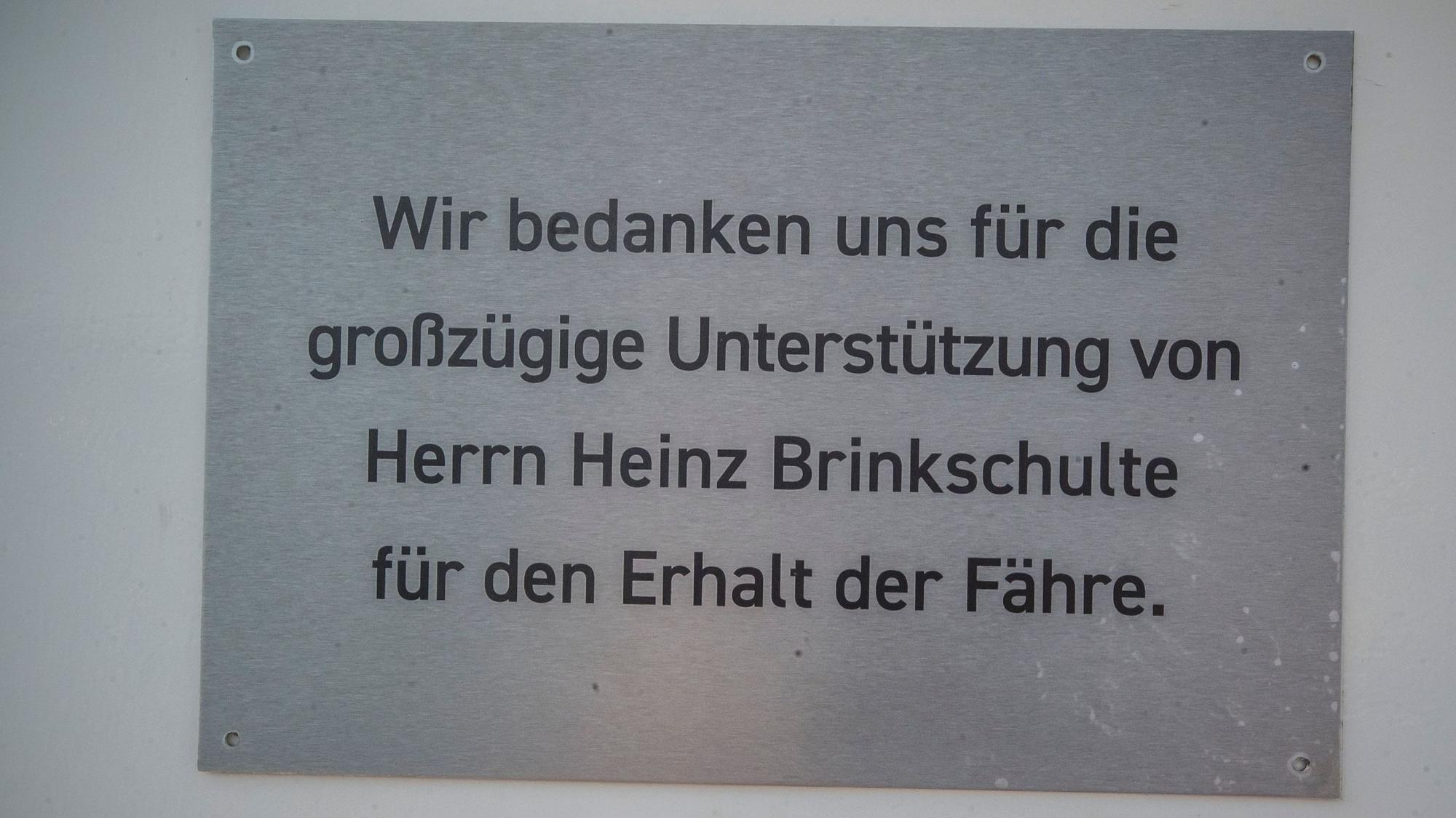 Die Hinweistafel, die an die Spende von Heinz Brinkschulte erinnert.