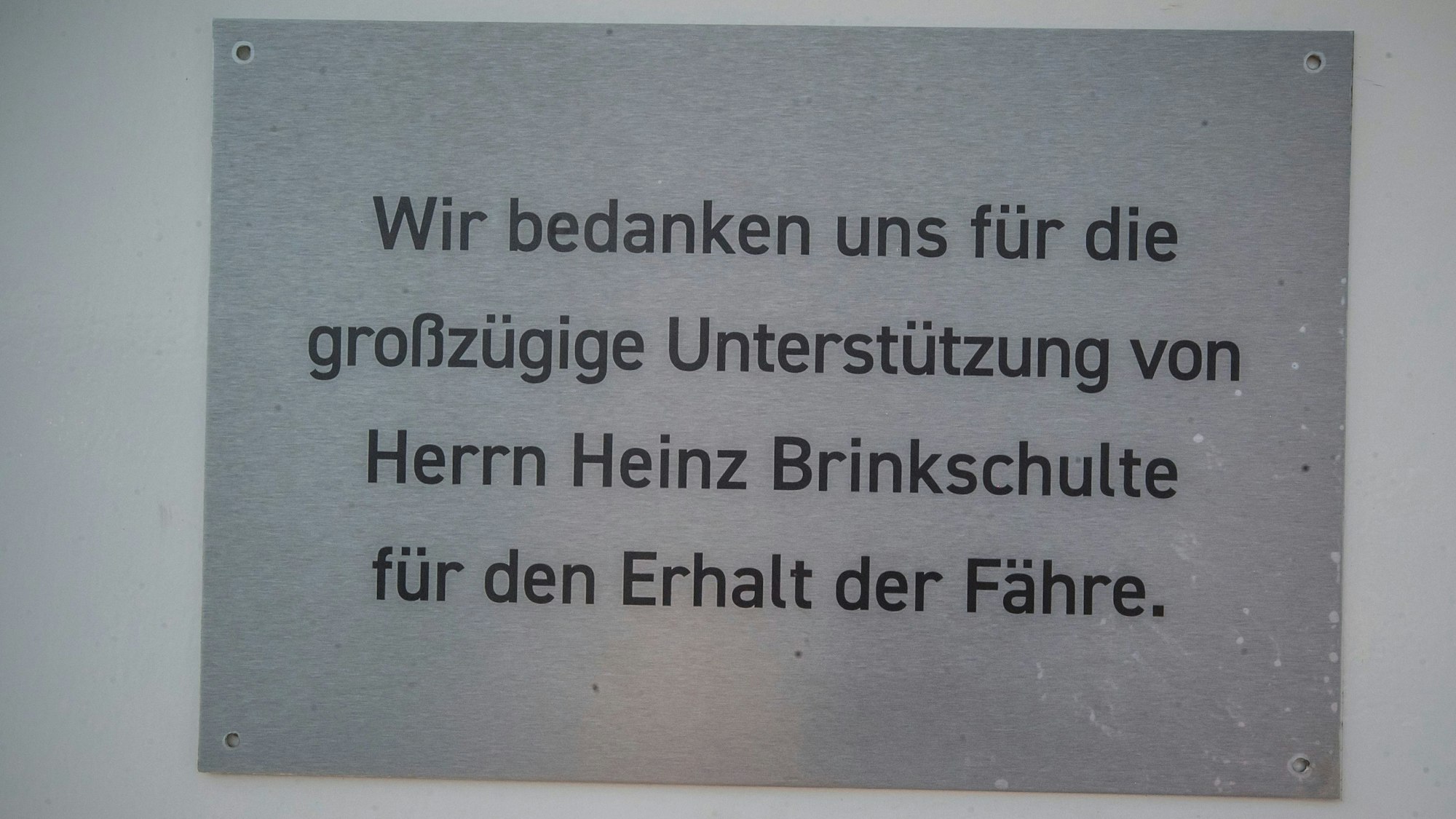 Die Hinweistafel, die an die Spende von Heinz Brinkschulte erinnert.