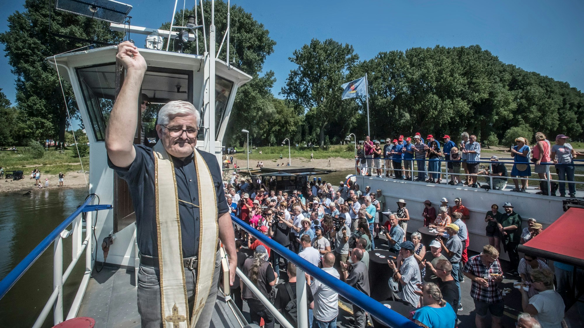 Gab den Segen vor der Überfahrt: Stadtdechant Heinz Peter Teller. Die neue Fähre St. Michael wird mit einem kleinen Festakt offiziell in Betrieb genommen.