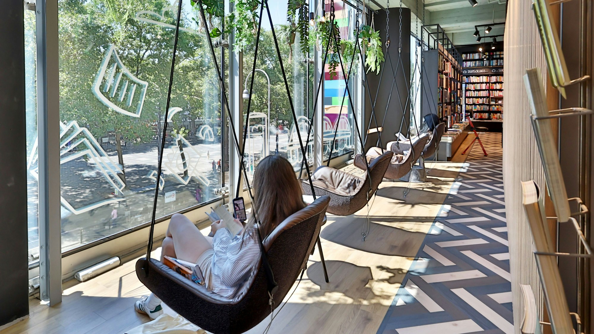 Die Hängesessel mit Blick auf den Neumarkt sind besonders beliebt.