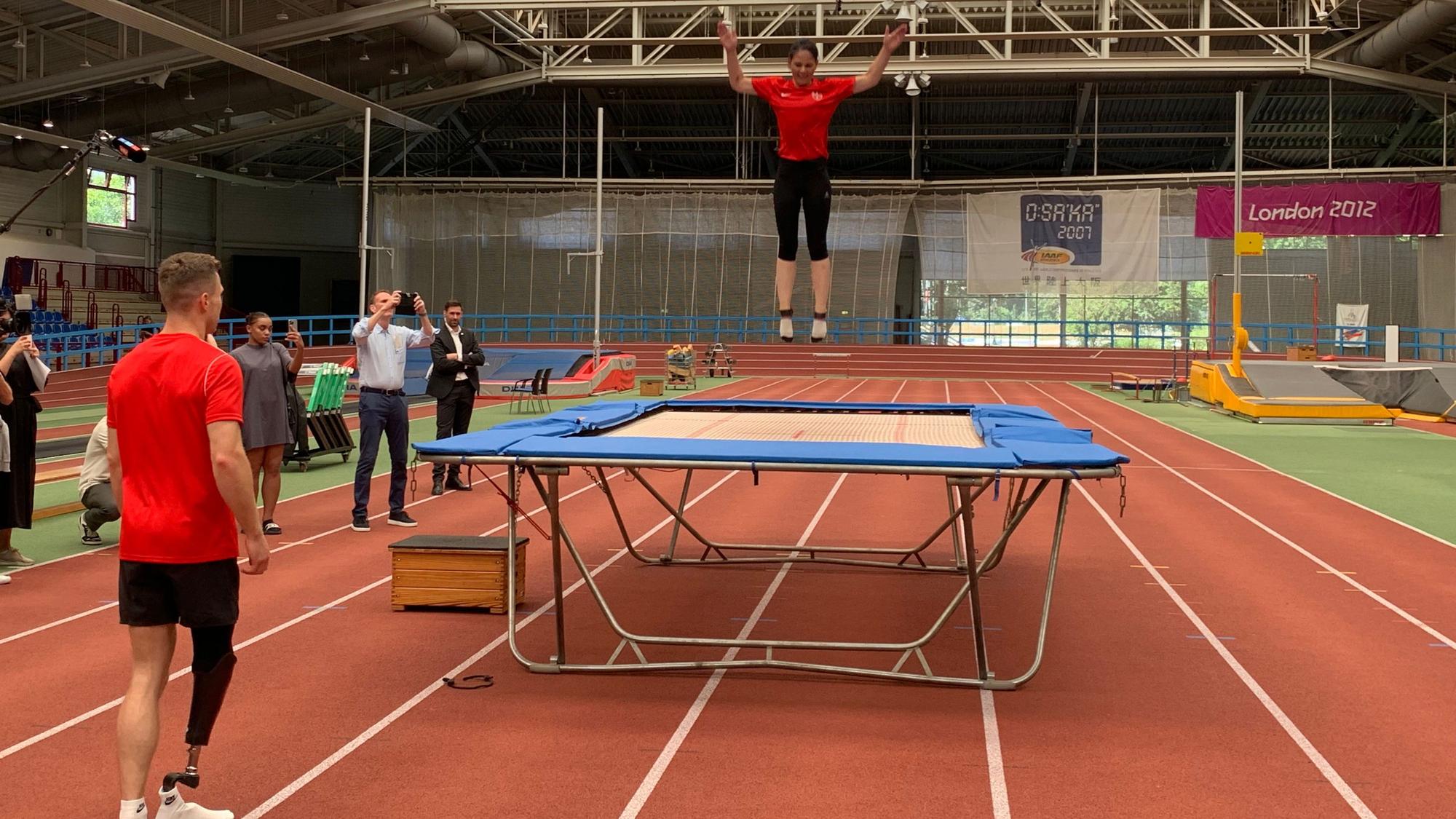 Die ehemalige Leistungssportlerin Baerbock ließ es sich nicht nehmen, ihre Disziplin des Trampolinspringens vorzuführen.