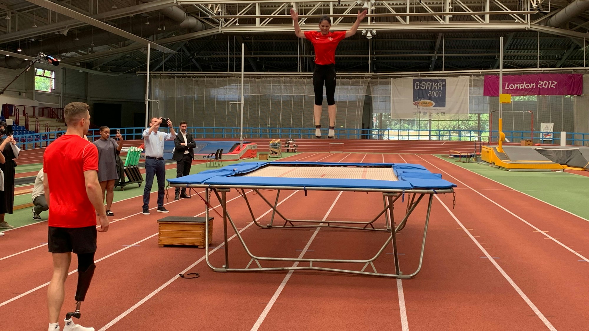 Die ehemalige Leistungssportlerin Baerbock ließ es sich nicht nehmen, ihre Disziplin des Trampolinspringens vorzuführen.