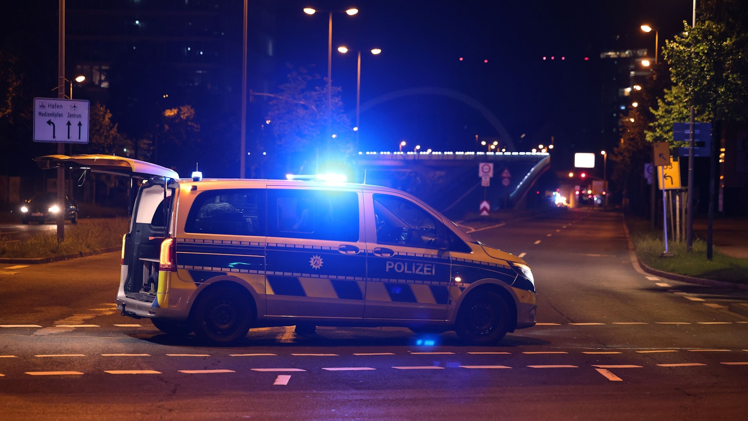 Ein Lkw wird nachts auf der Autobahn von der Polizei kontrolliert. (Symbolbild)