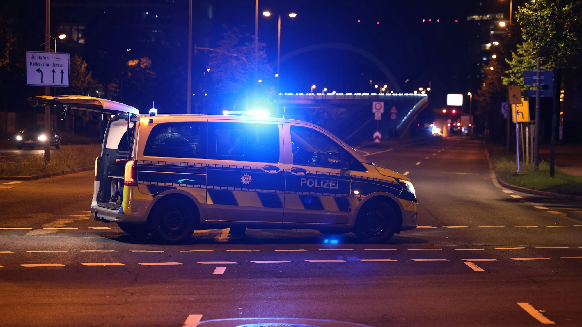 Ein Lkw wird nachts auf der Autobahn von der Polizei kontrolliert. (Symbolbild)