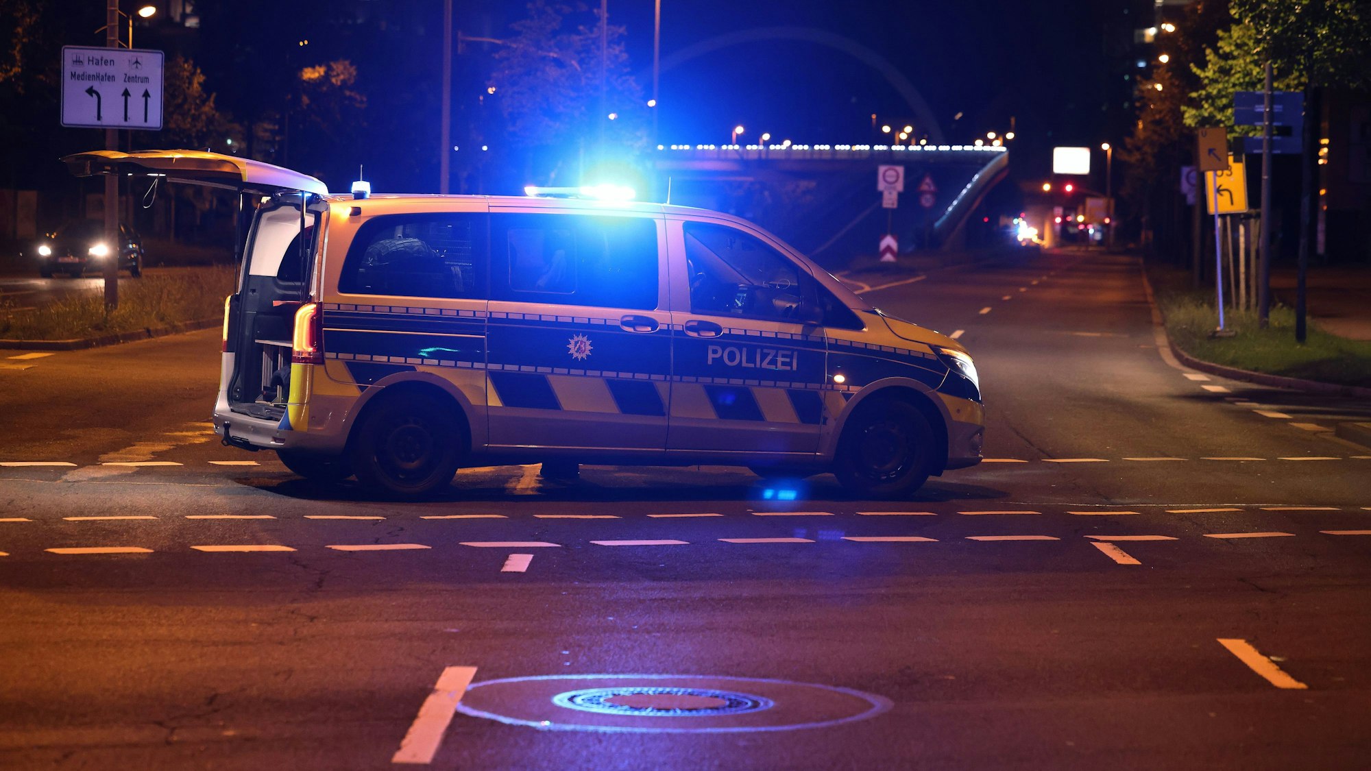 Die Polizei (Symbolbild) bittet um Hinweise.