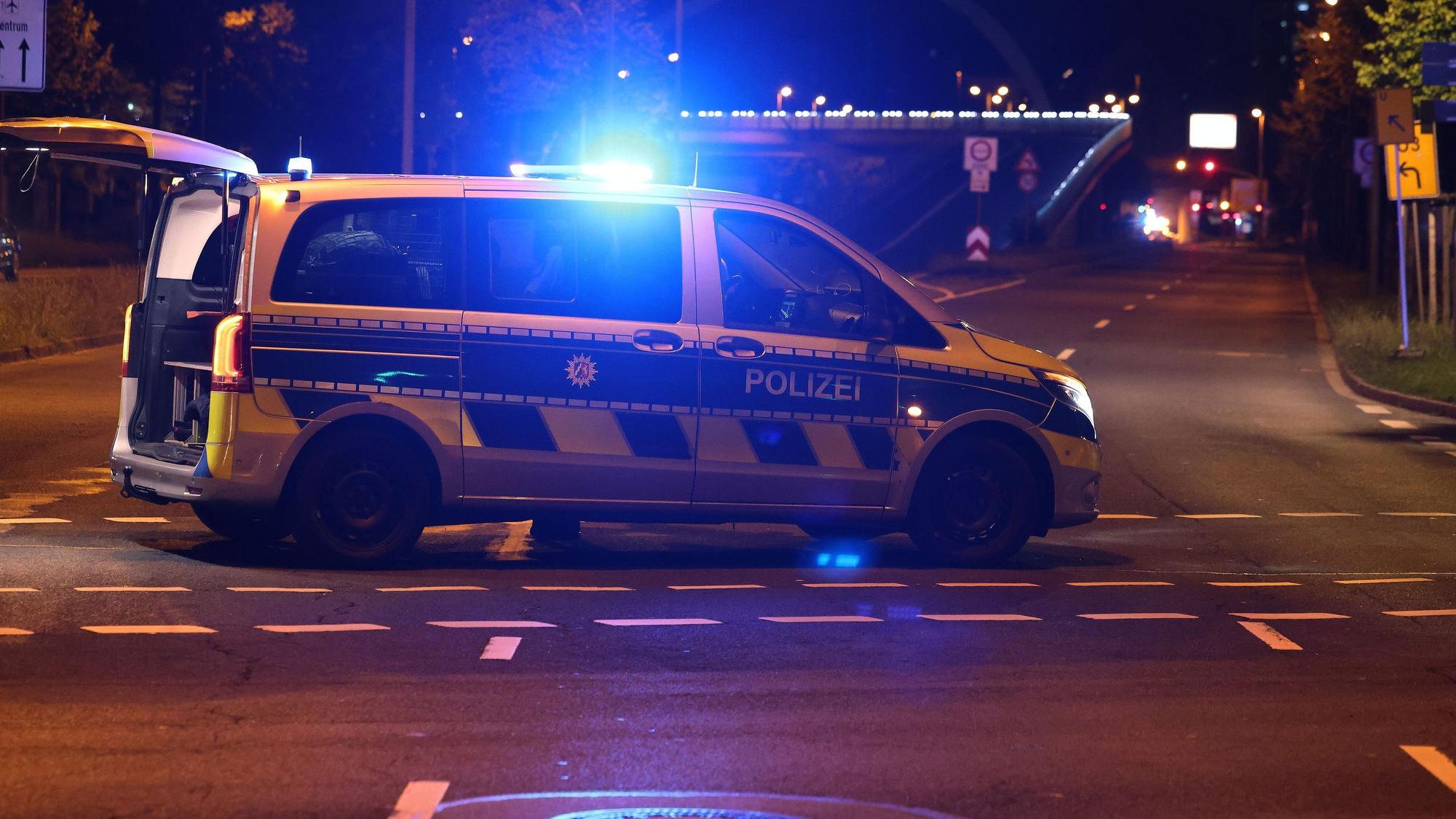 Die Polizei führte bereits erste Fahndungsmaßnahmen durch, konnte jedoch nur das Fahrzeug des Flüchtigen auffinden (hier ein Archivfoto von einem Polizeieinsatz in NRW).