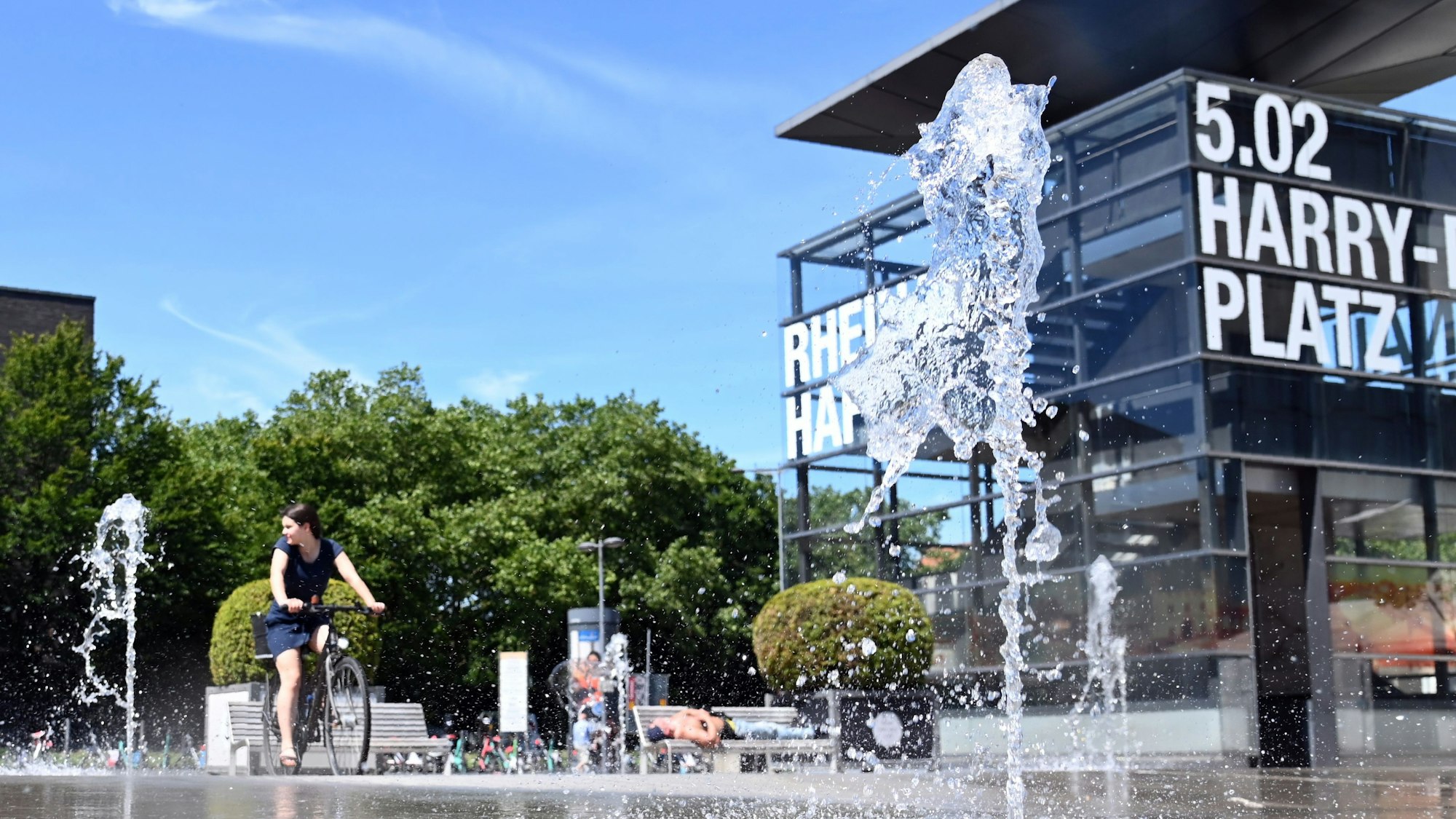 Ein Sommertag im Juli am Rheinauhafen in Köln. Die Stadt ist deutlich leerer als sonst.