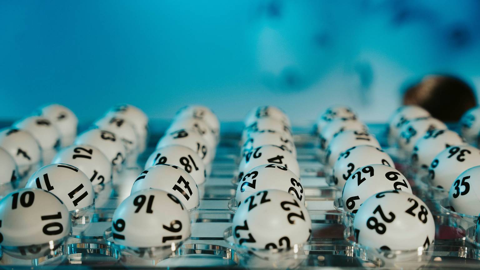 Grund zur Freude gibt es für einen Lottospieler aus dem Kreis Siegen-Wittgenstein: seine Gewinnsumme beläuft sich auf rund 1,1 Millionen Euro. Mit dem siebenstelligen Gewinn vom 27. Juli steigt die Zahl der WestLotto-Millionäre. Insgesamt 30 Millionengewinne gibt es bisher in diesem Jahr in Nordrhein-Westfalen.