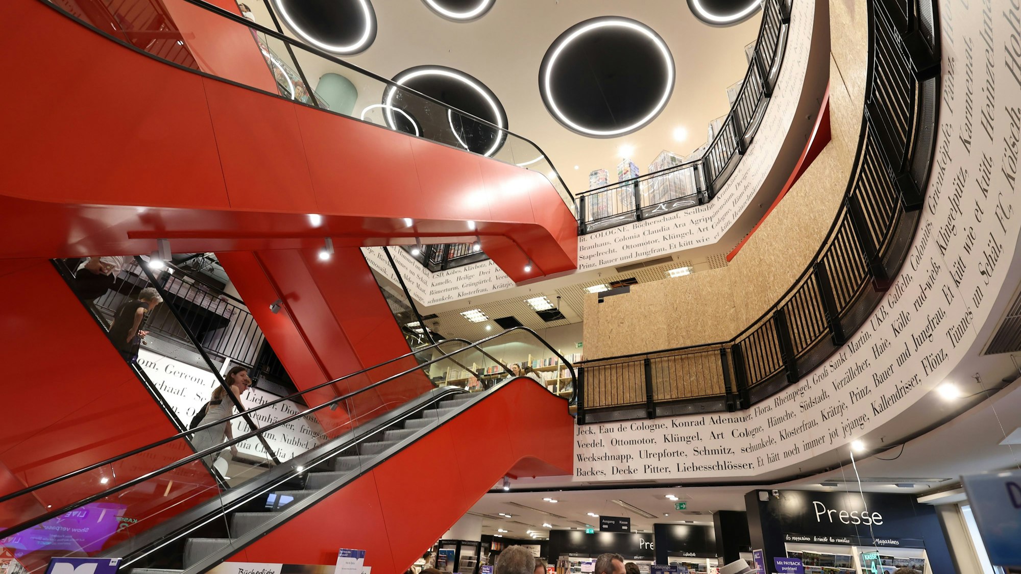 Oben ist schon die neue Decke zu sehen, auf dem zweiten Stock ist ein Bereich mit Spannplatten versehen, an deren Innenseite Behelfsregale stehen.