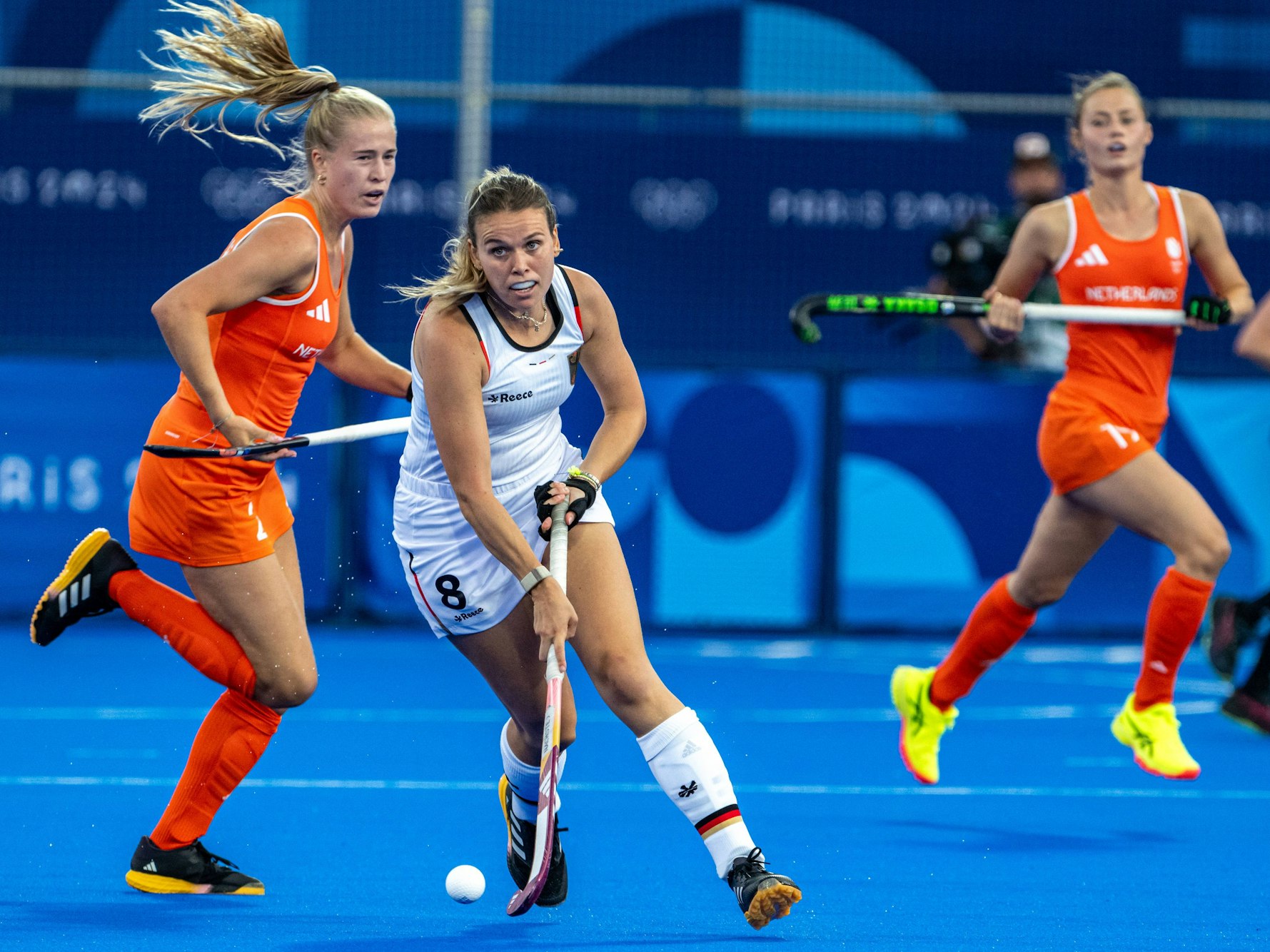 Das Bild zeigt eine Spielszene aus dem Gruppenspiel Deutschland gegen die Niederlande.