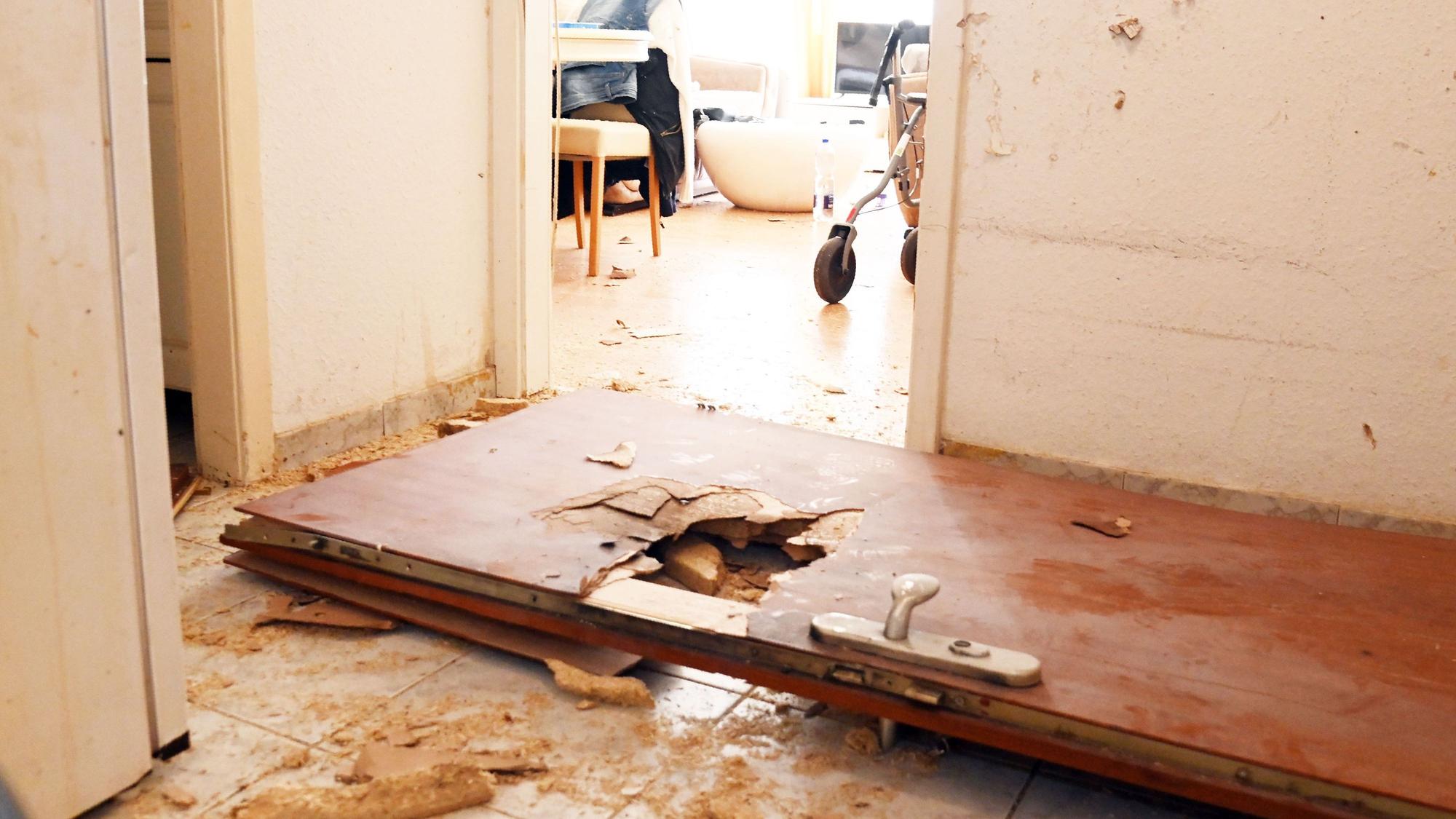 Die Detonation war so heftig, dass sie alle zehn Wohnungstüren im nördlichen Flügel des Erdgeschosses aus den Angeln gerissen hat.