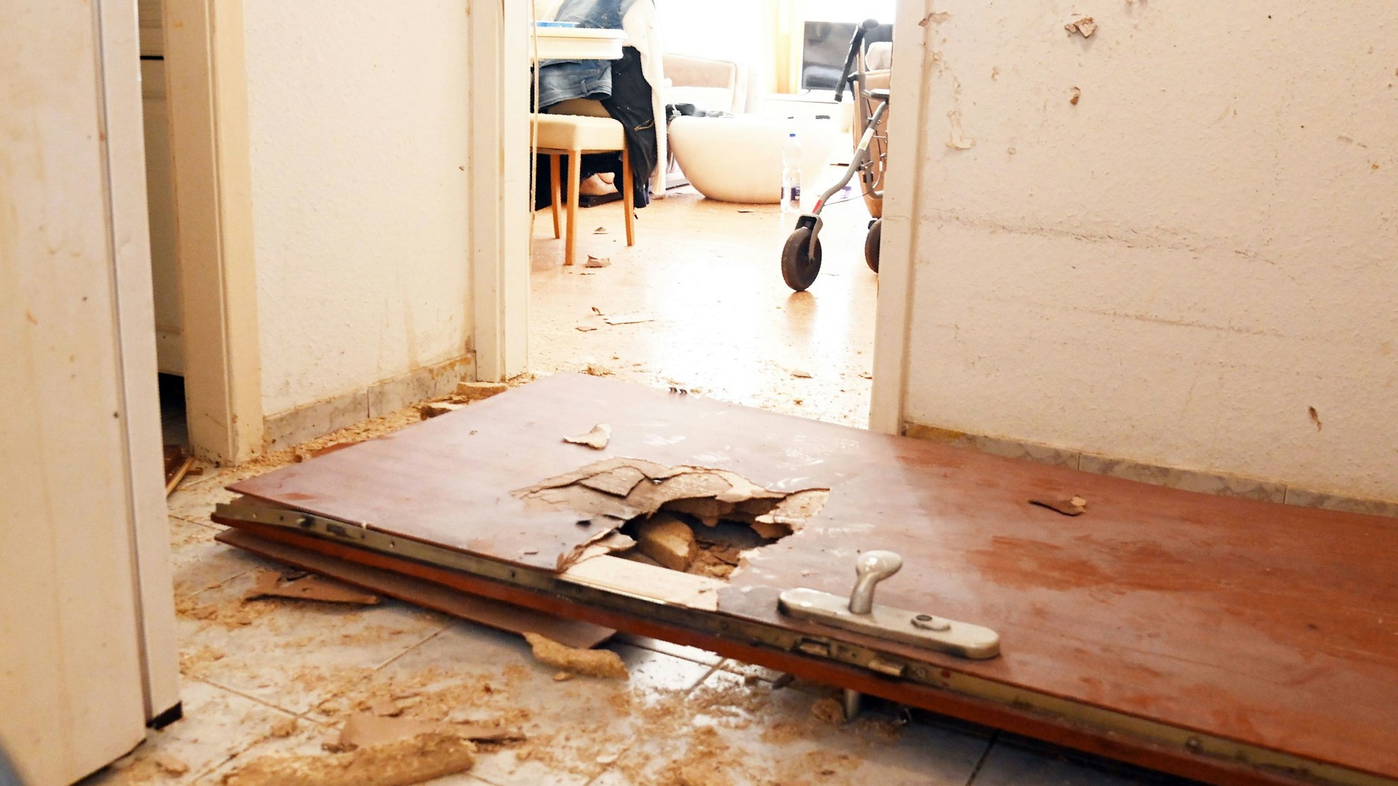 Die Detonation war so heftig, dass sie alle zehn Wohnungstüren im nördlichen Flügel des Erdgeschosses aus den Angeln gerissen hat.