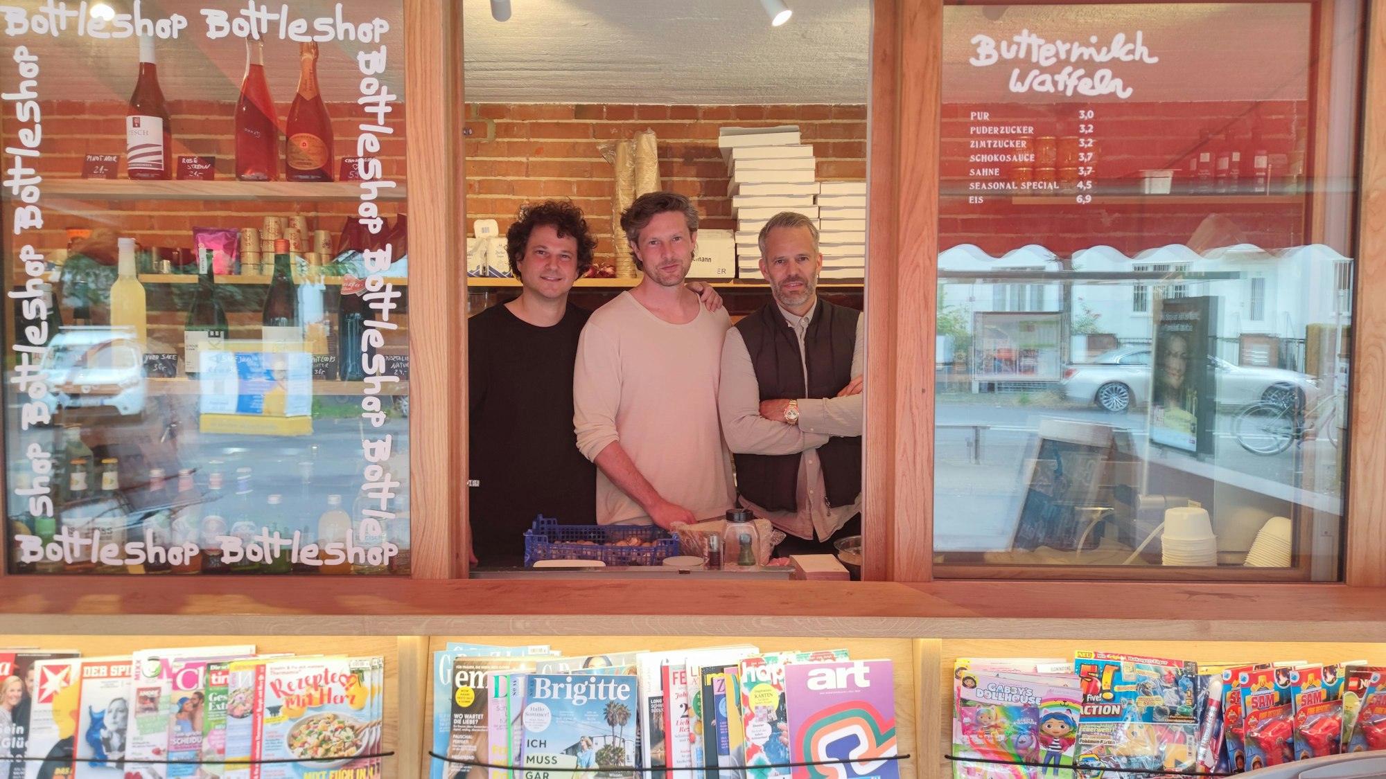 Die Betreiber des Büdchens Marienburg (v.l.n.r.): Anton Jurina, Sven-Oliver Pink, und Ben Ruedinger.